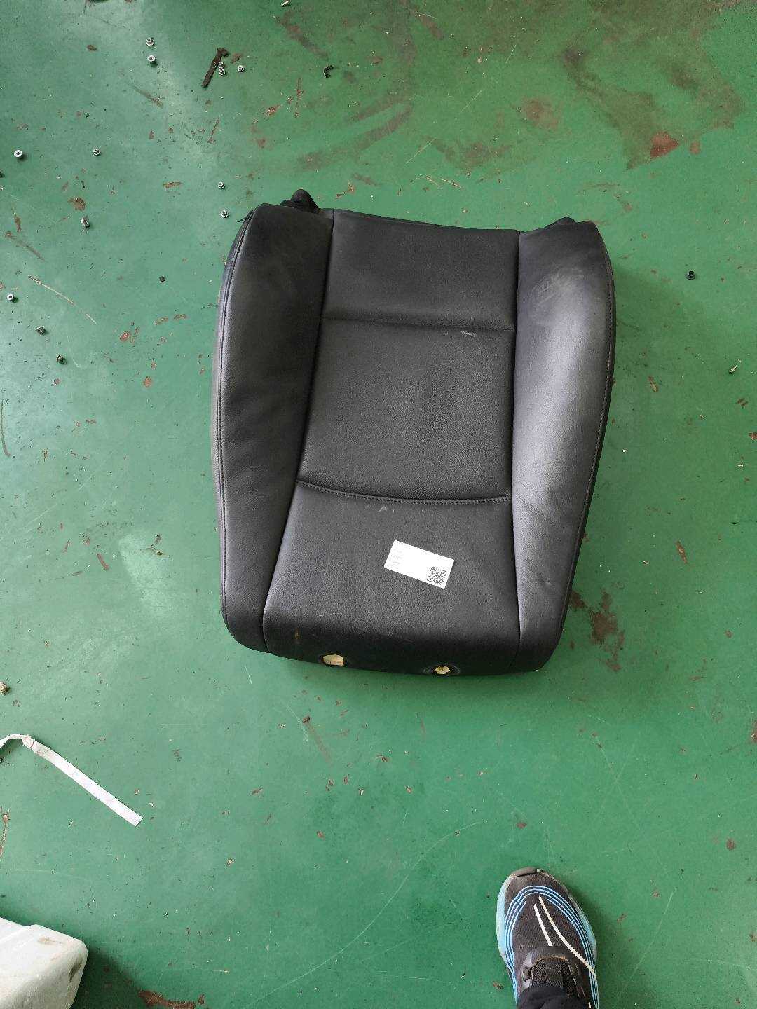 52102992619 驾驶员座椅靠背面罩