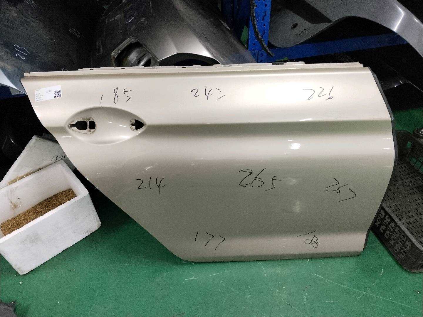 41527294994 后门壳(右)