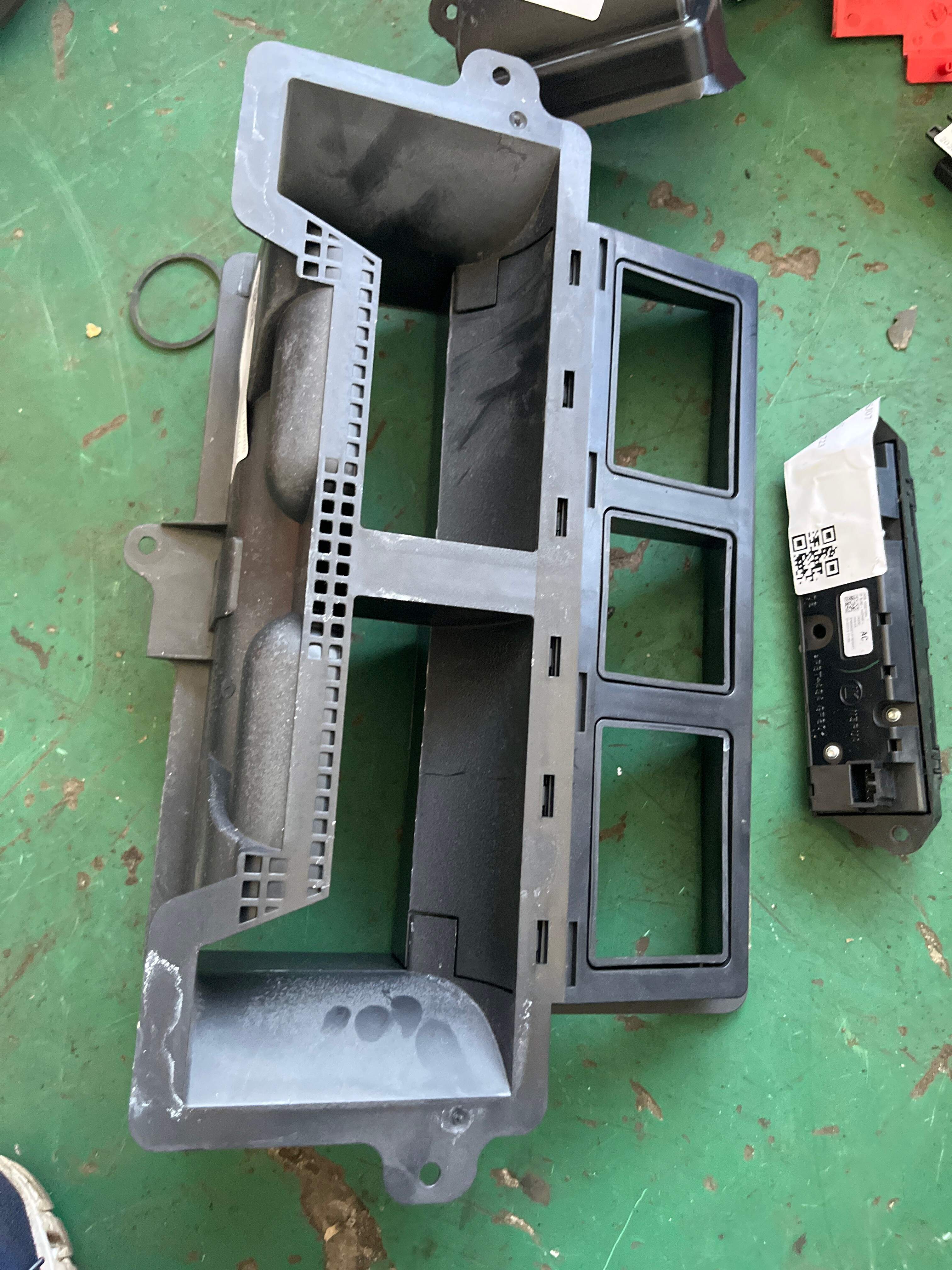 LR028426 Dashboard A/C Duct, Center