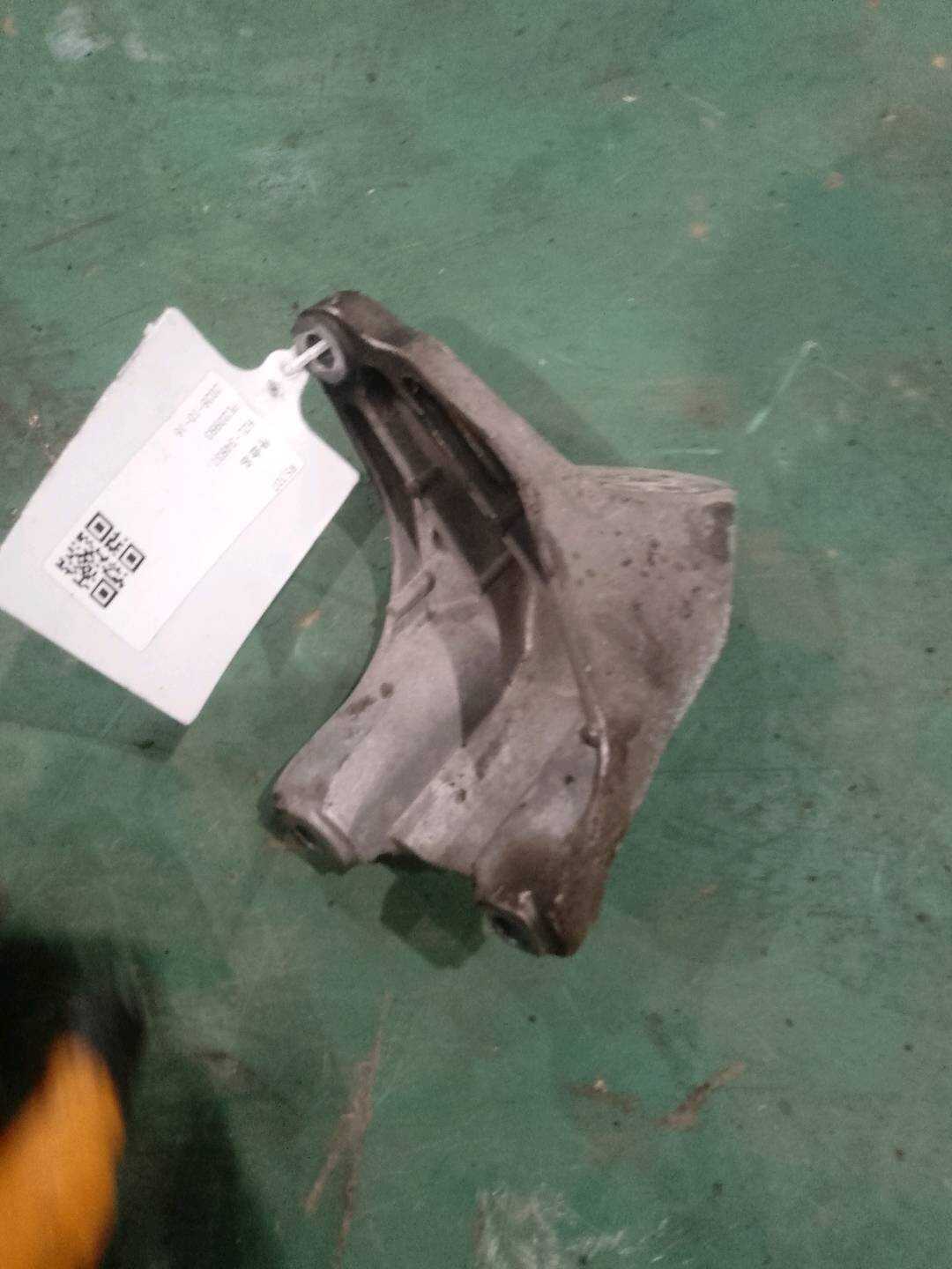 7L8199307D Engine Bracket, Left