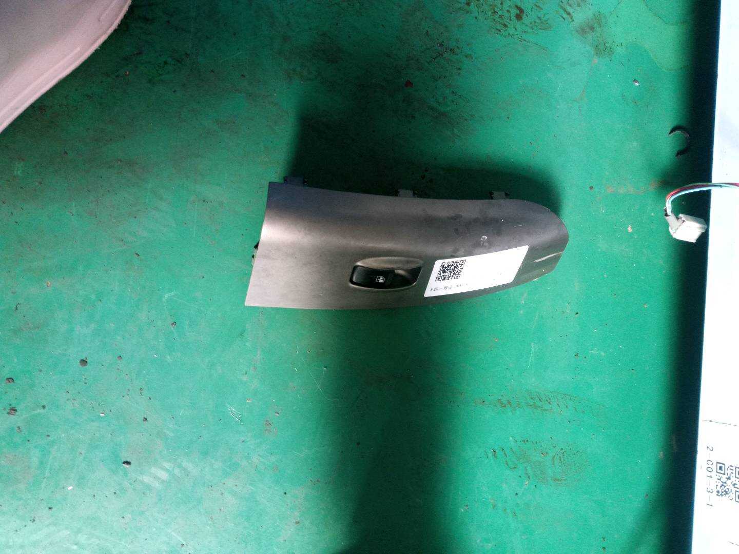 9357503110 前门玻璃升降开关(右)
