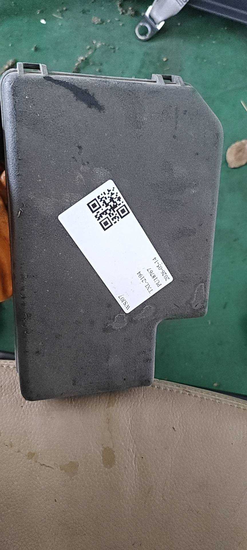 8266242320 发动机保险盒上盖(右)