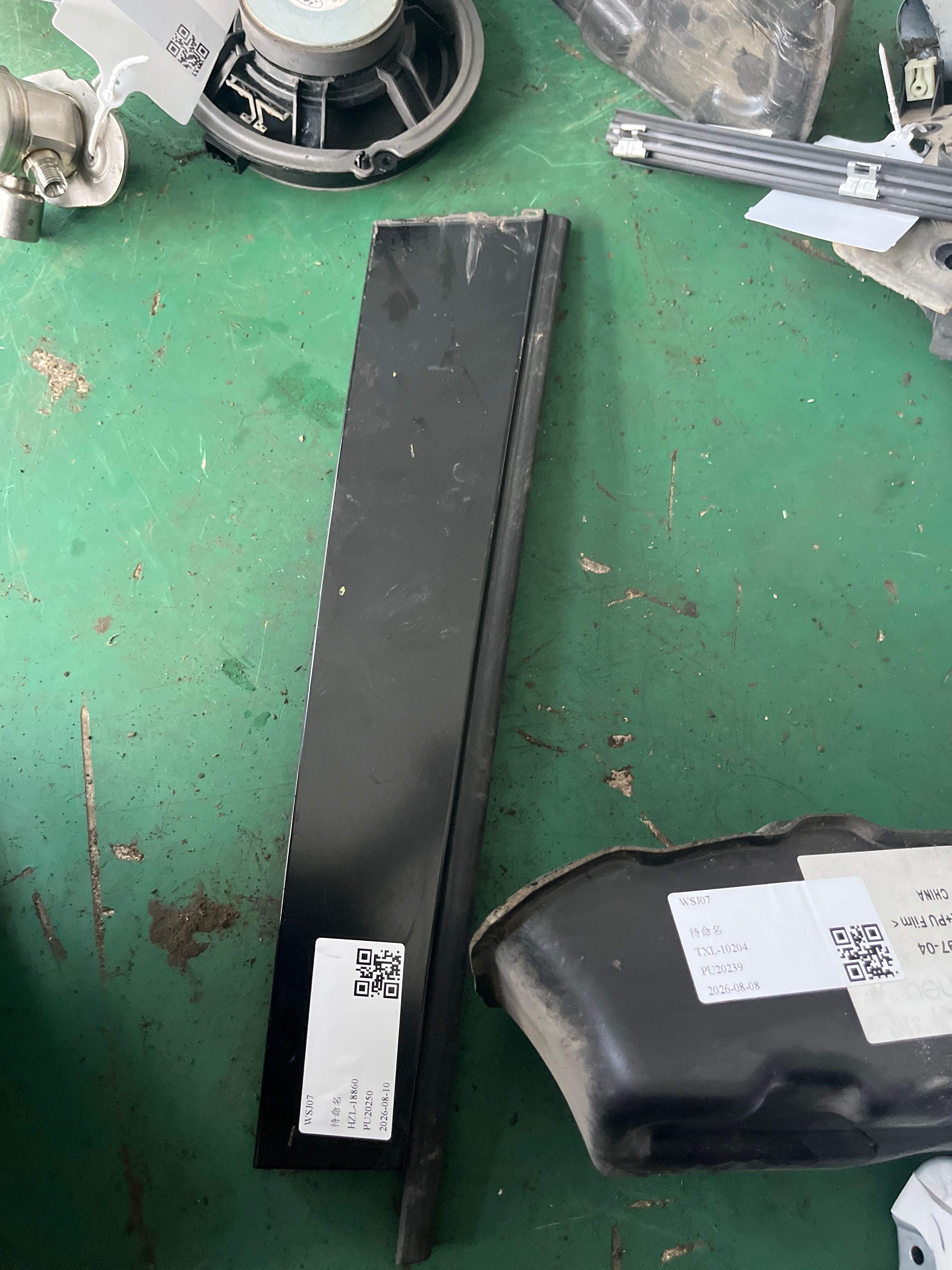 LR001740 后门玻璃外饰(左前)