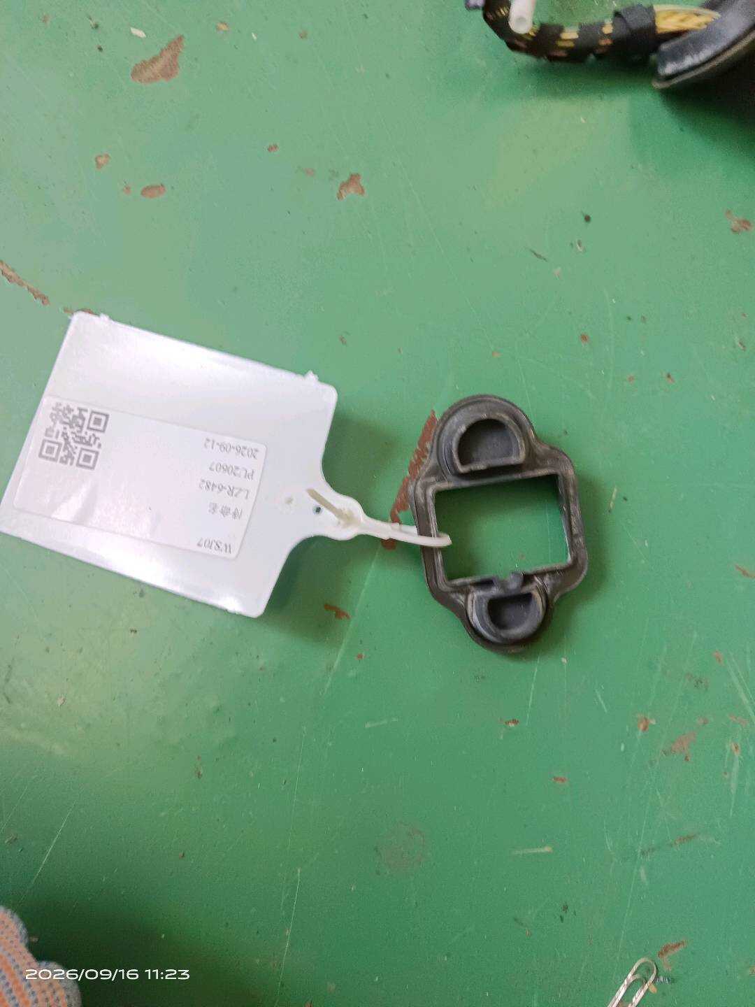 51227291329 后门限位器盖(左)