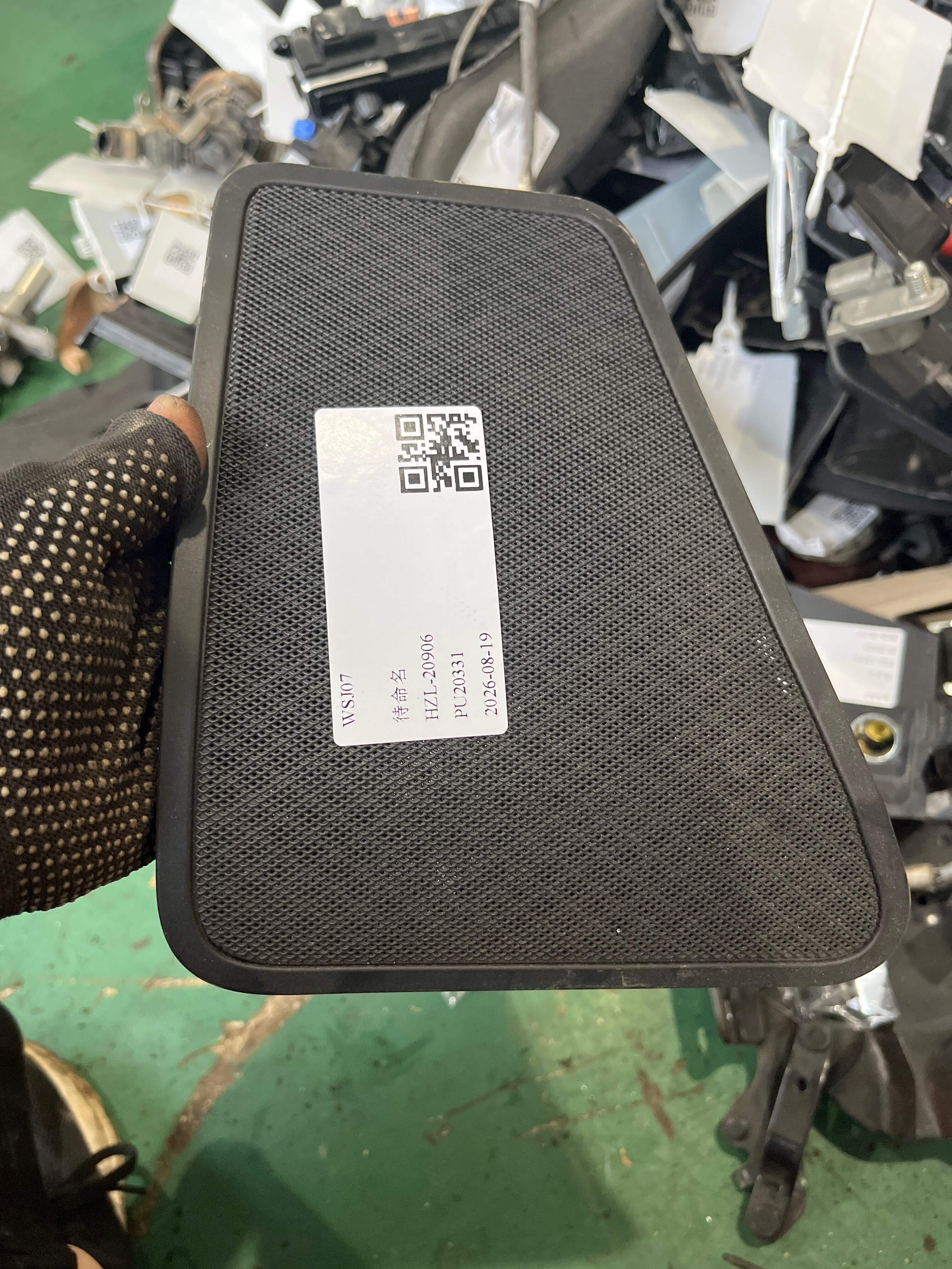 51469170497 后窗台饰板扬声器罩(左)