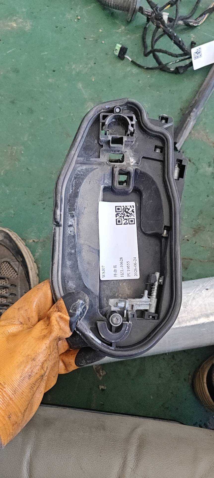 51213449073 前门外拉手固定框(右)