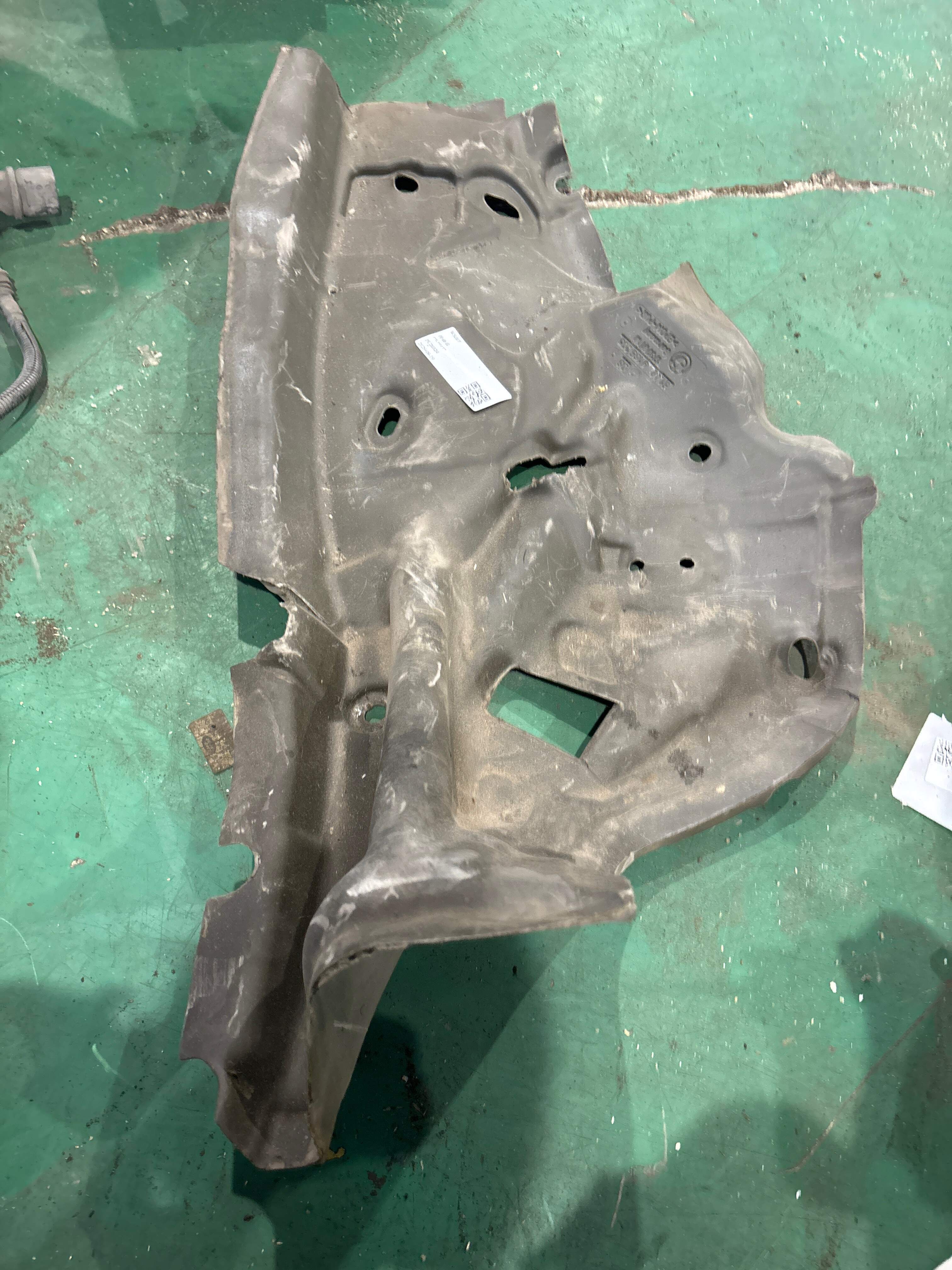 51489165206 后轮罩内衬(右)