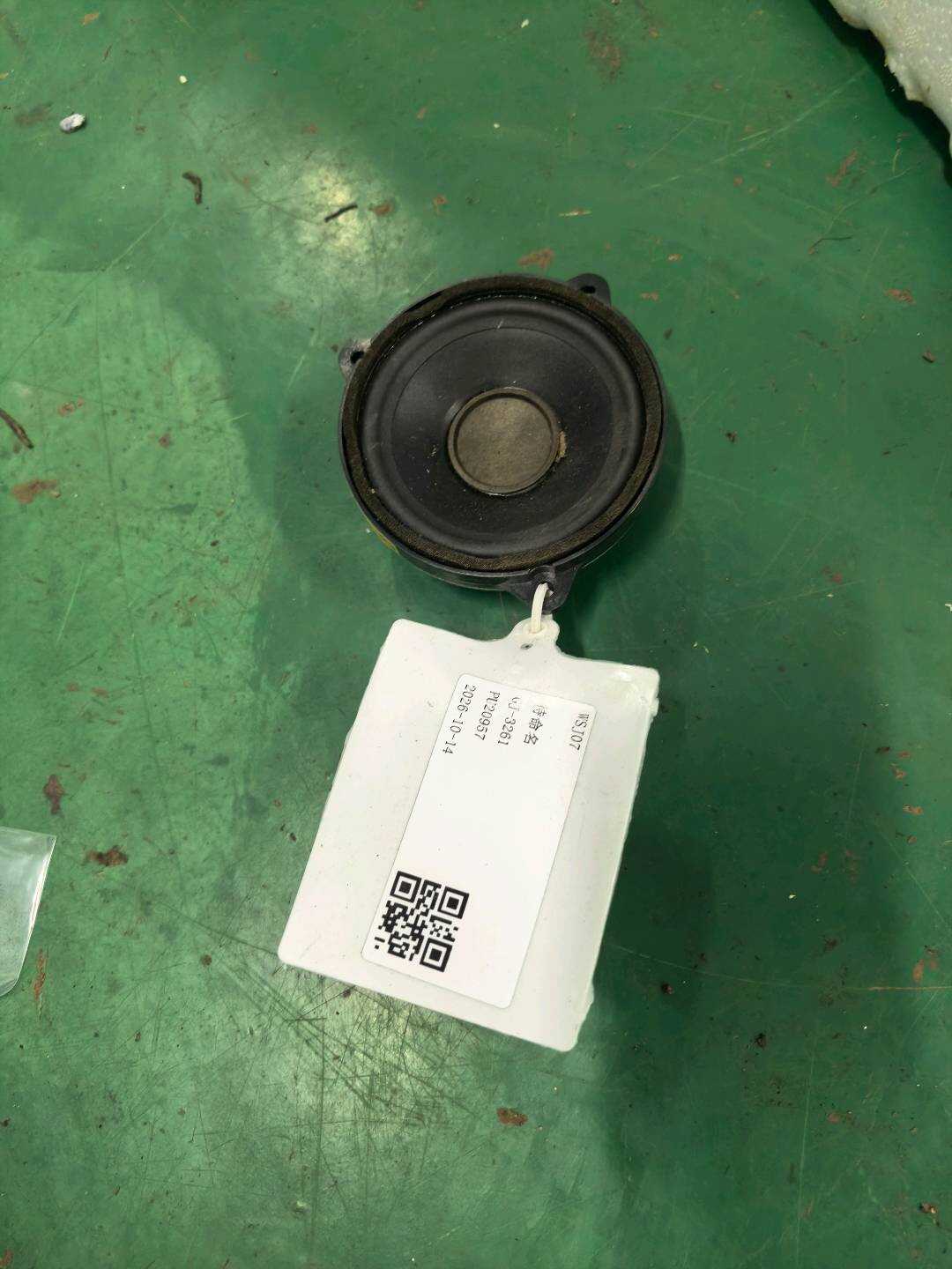 LR025876 前门中音扬声器(右)