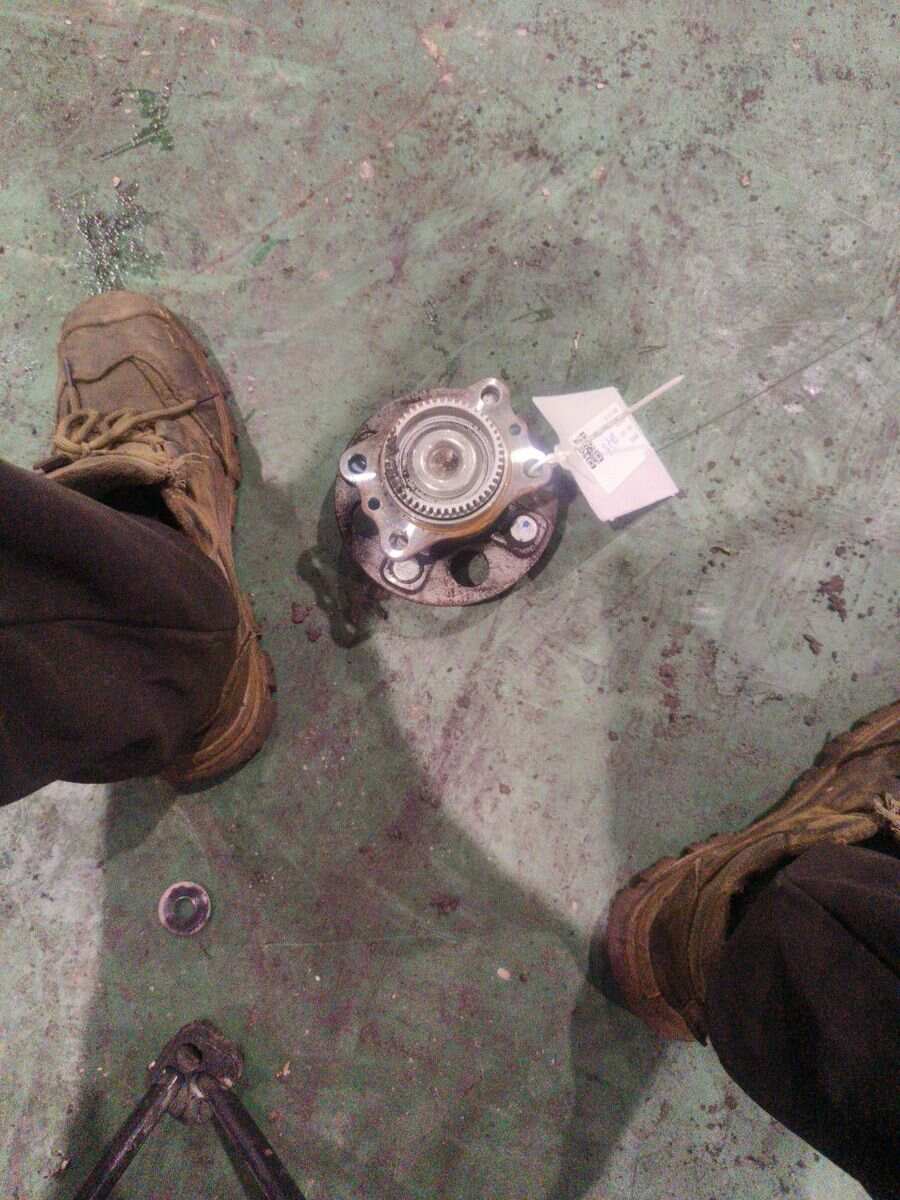 527504L000 Rear Wheel Hub With Bearing, Left