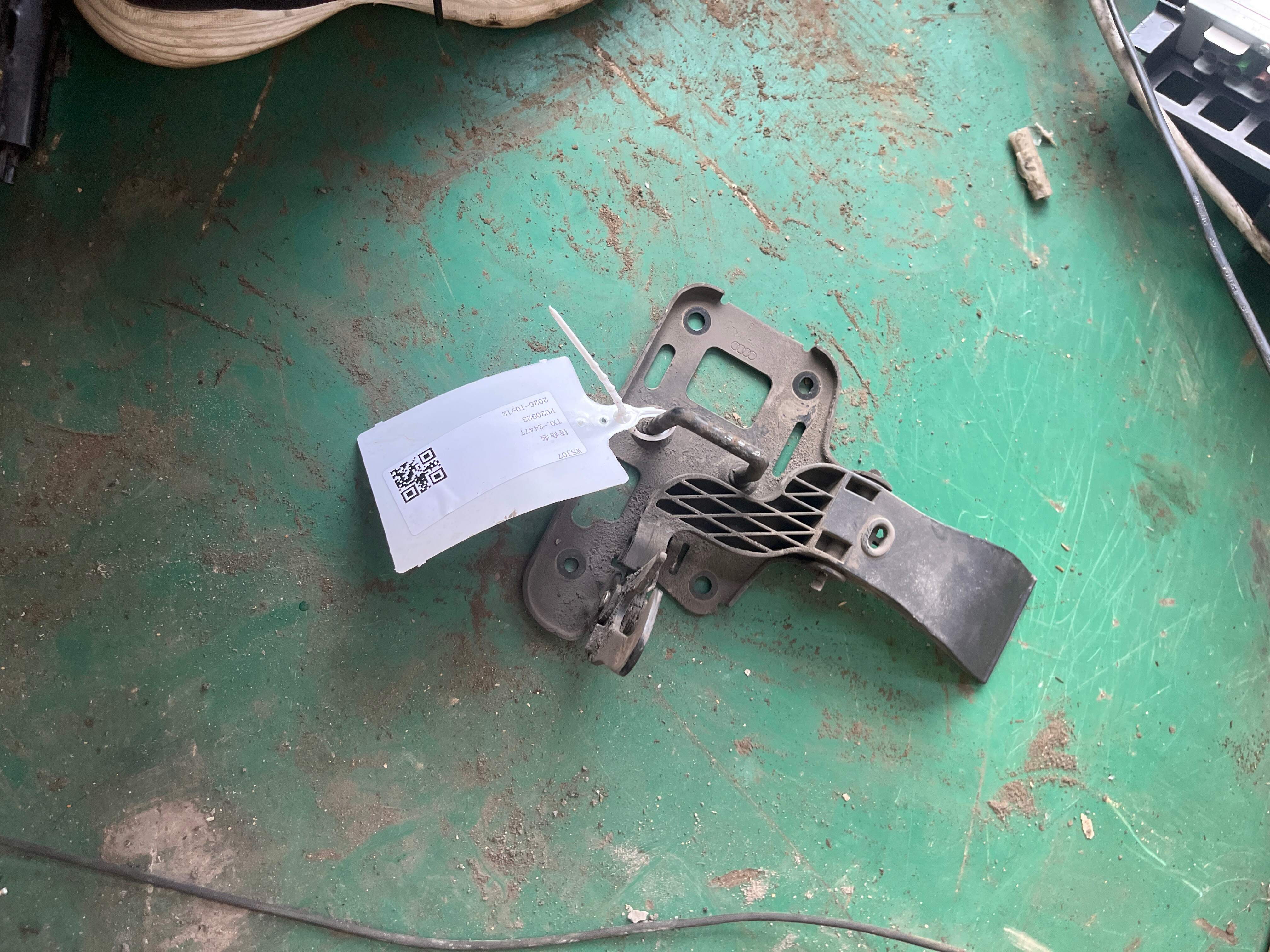 8R0823480 前机盖锁栓