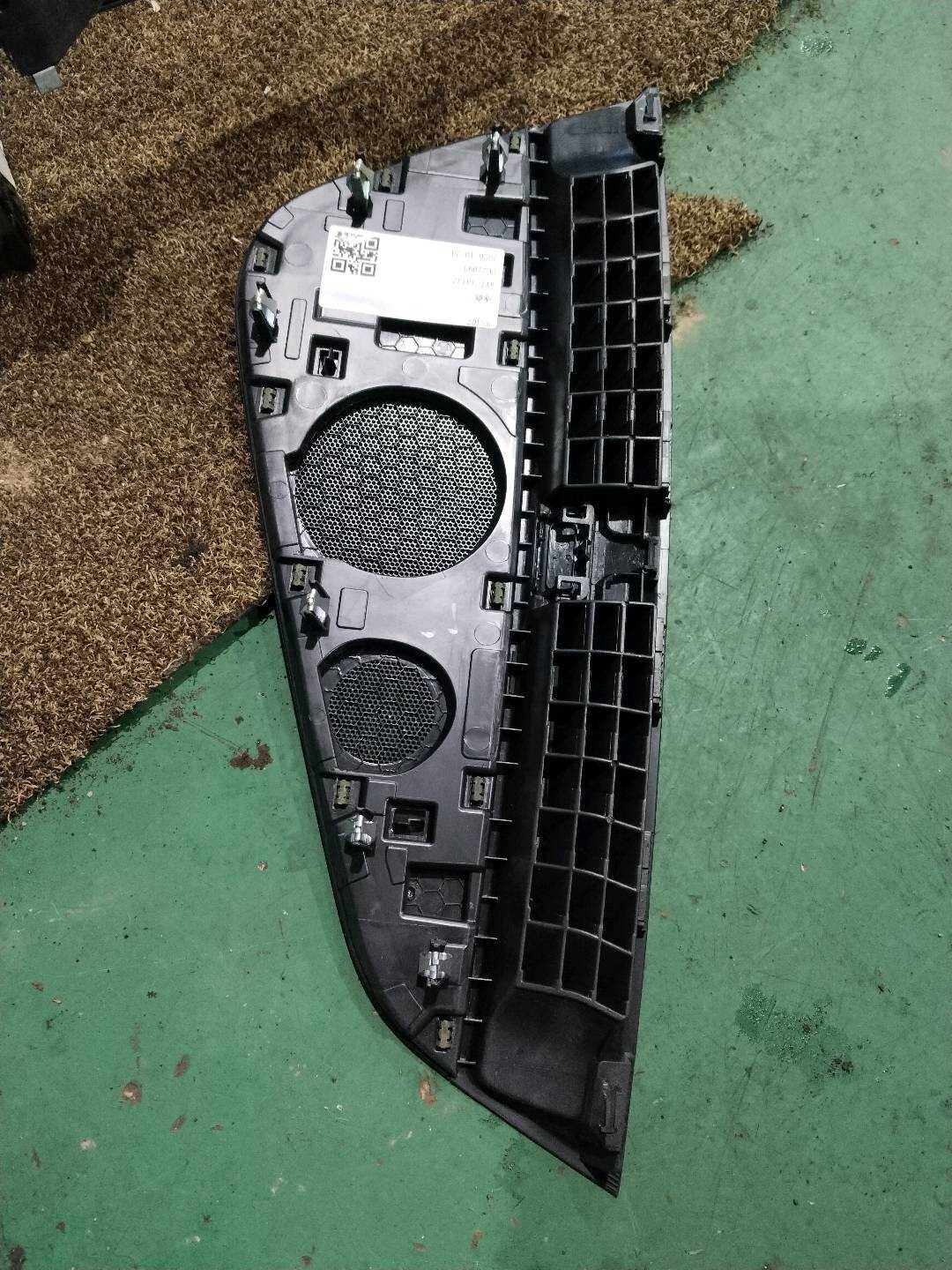 8WD819635A Dashboard Front Defrost Grille