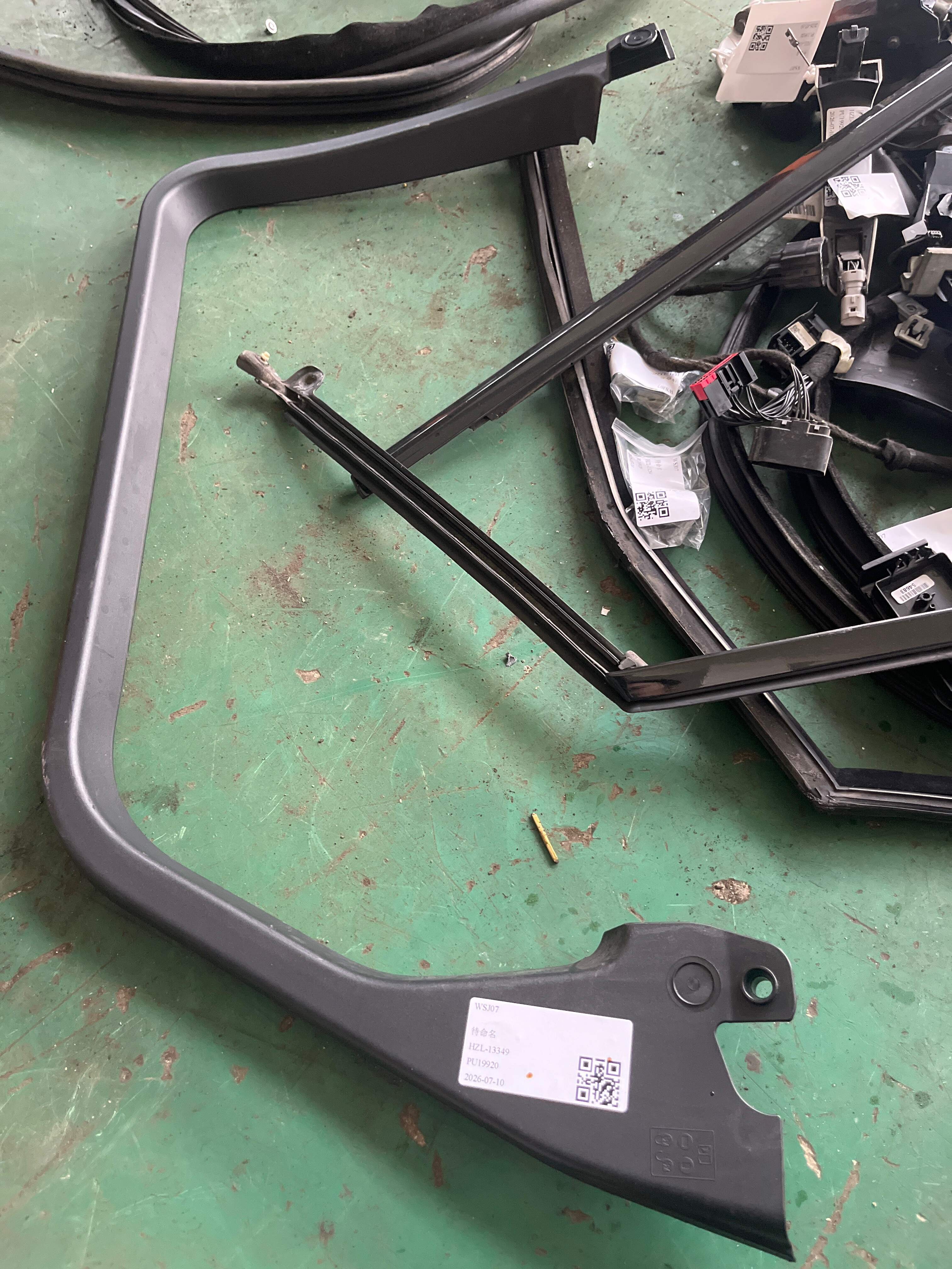 LR027231 Rear Door Window Frame Inner Trim, Left