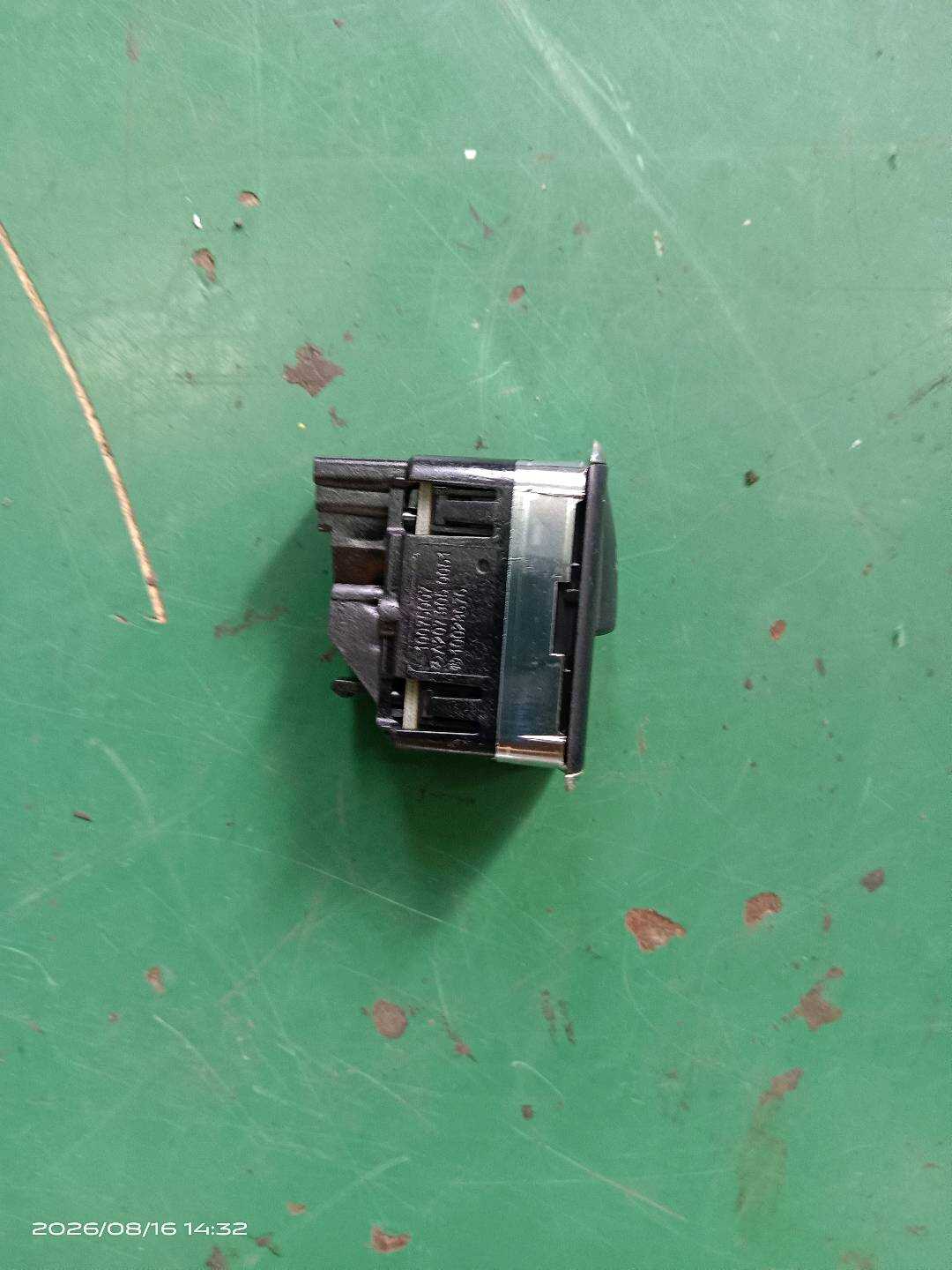 A20790579019107 尾盖开启开关（车内）