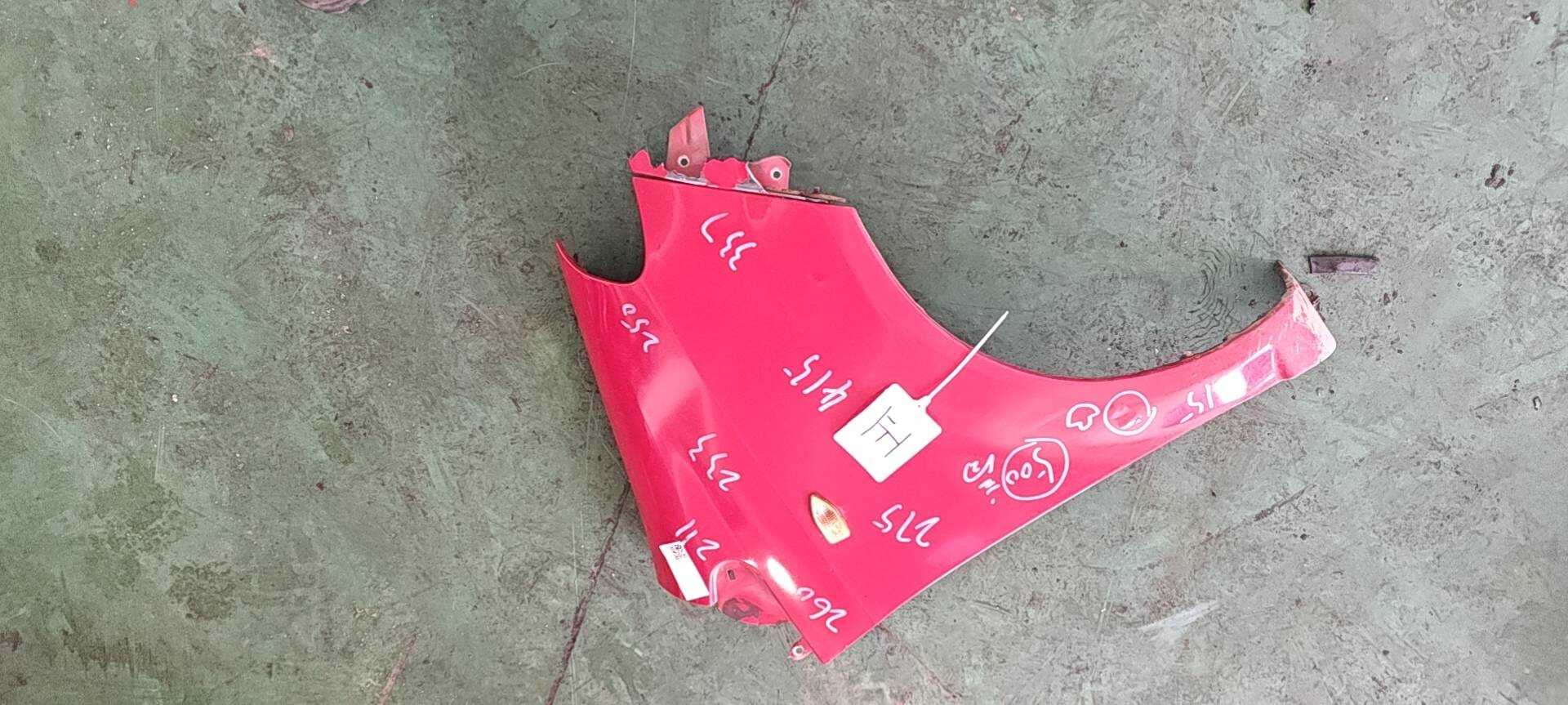 8403112C01 Front Fender, Right