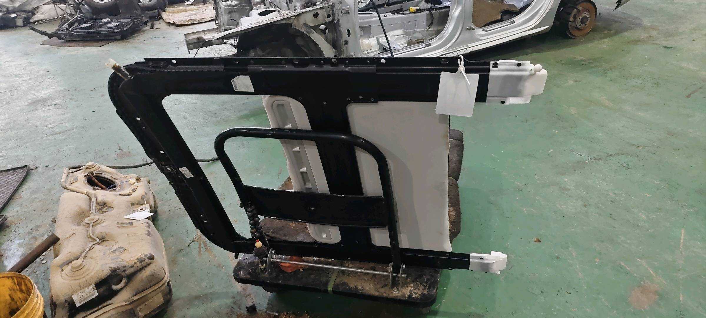 8KD877041 折叠式滑动天窗