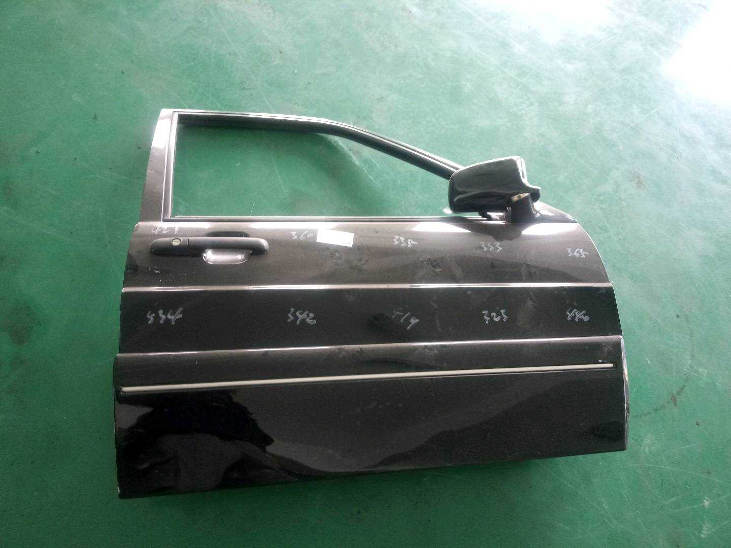 33D831052C 前门壳（右）
