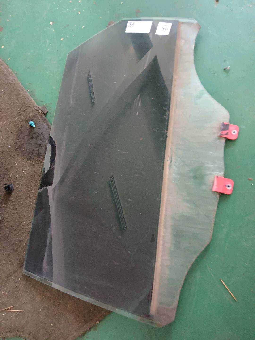 YL00502880 后门玻璃(左)