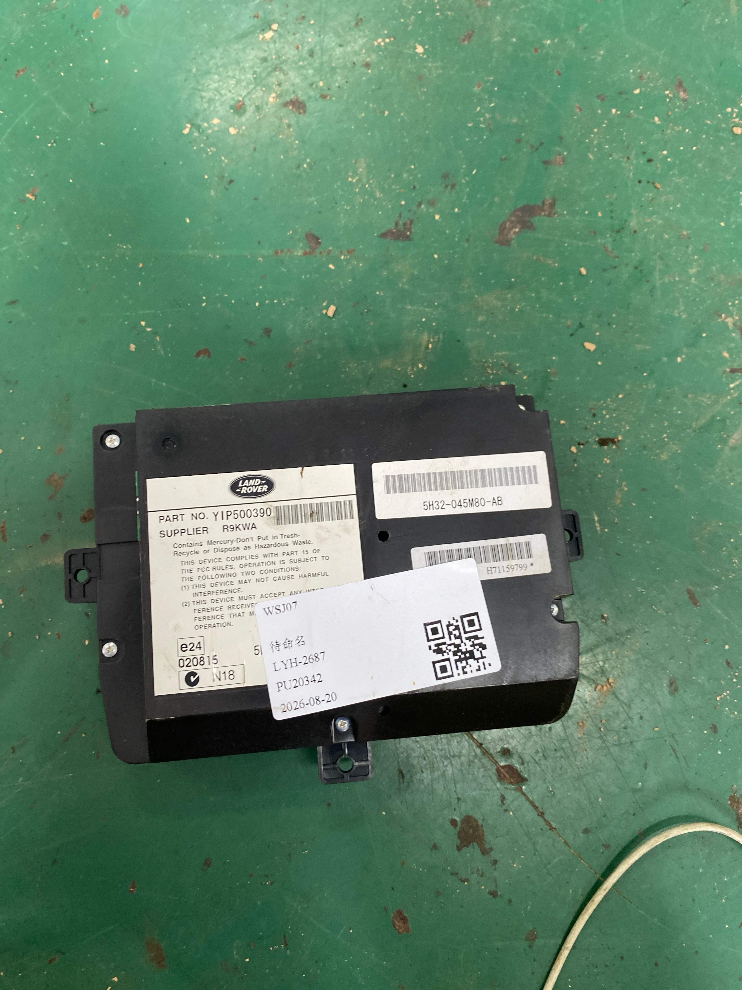 YIP500390 前座椅头枕显示器(右)