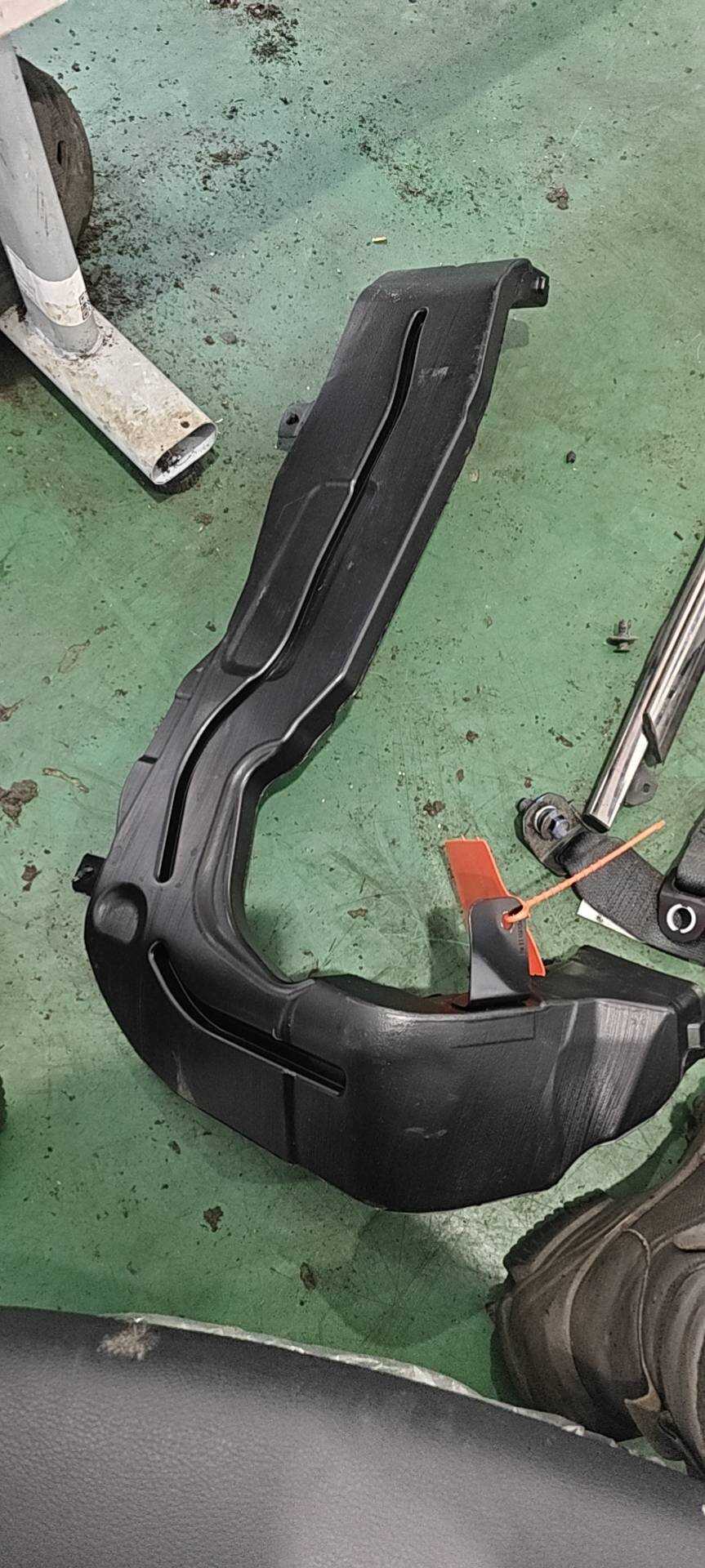 MEF8123730 Left Floor Connecting Duct I Assembly