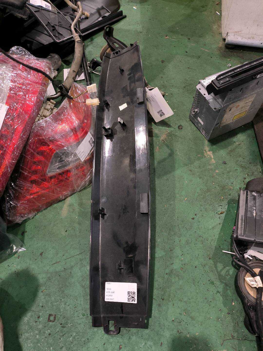 51496954893 尾盖内饰板(上)