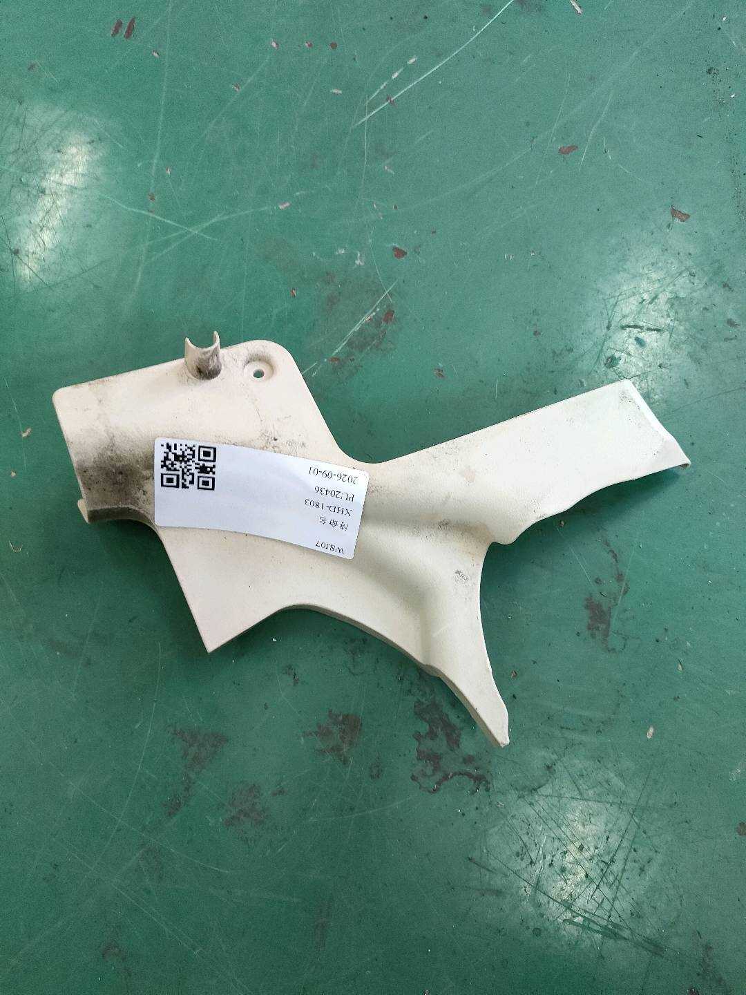 7187848080A0 后排右侧座椅靠背倾角调节器内盖
