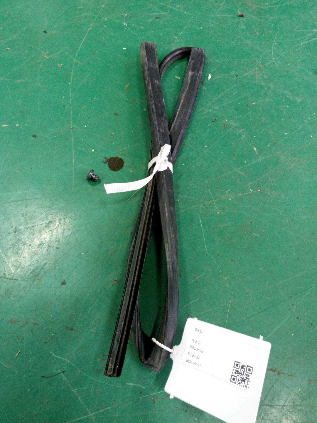 51357310317 后门玻璃绒槽(左)