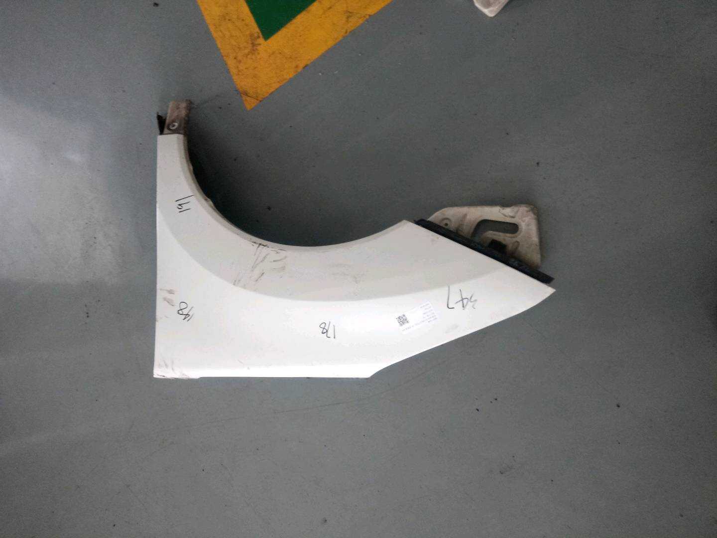 9435116980 前叶子板(左)