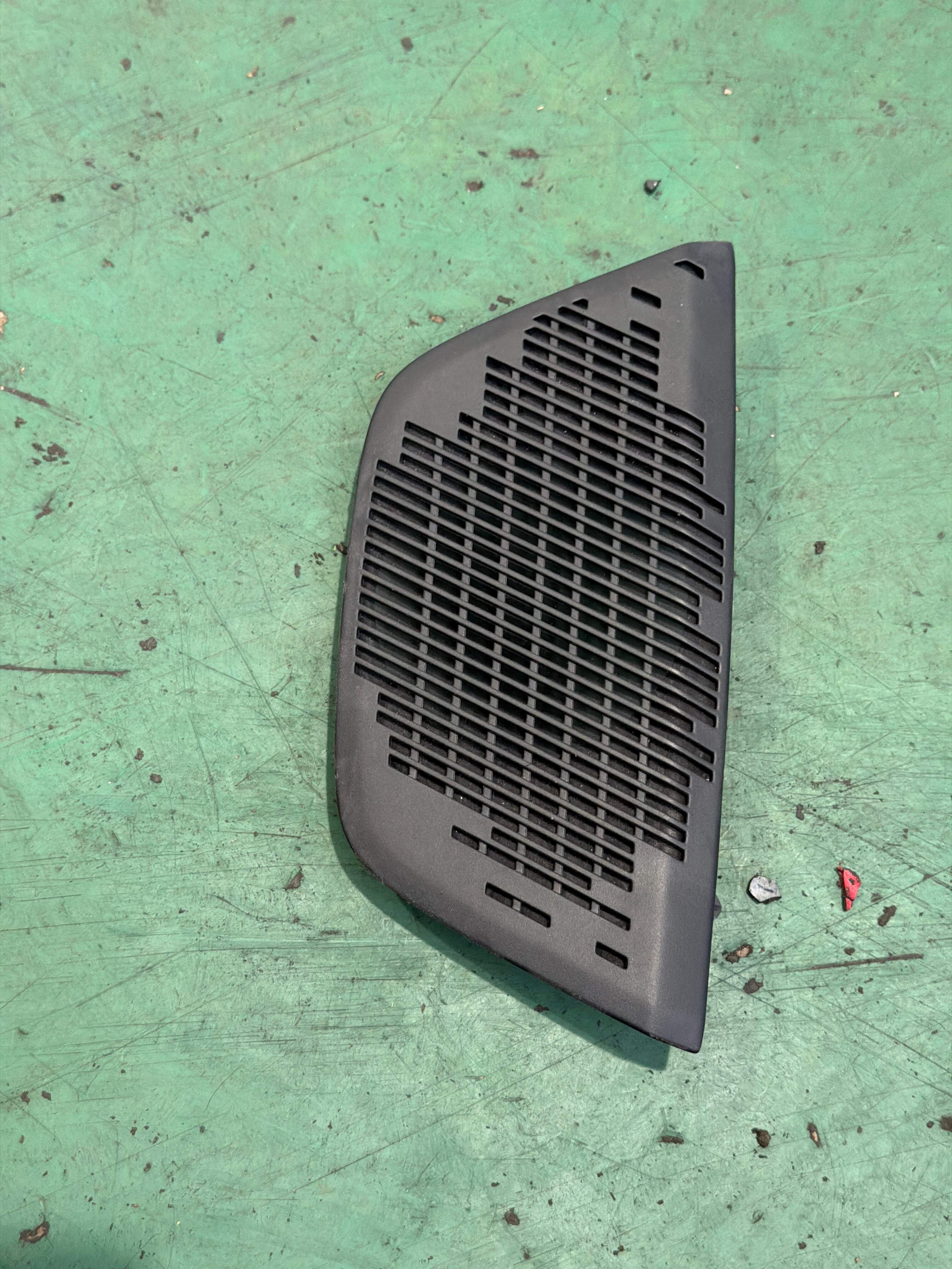 8888260071 Instrument Panel Center Speaker Cover