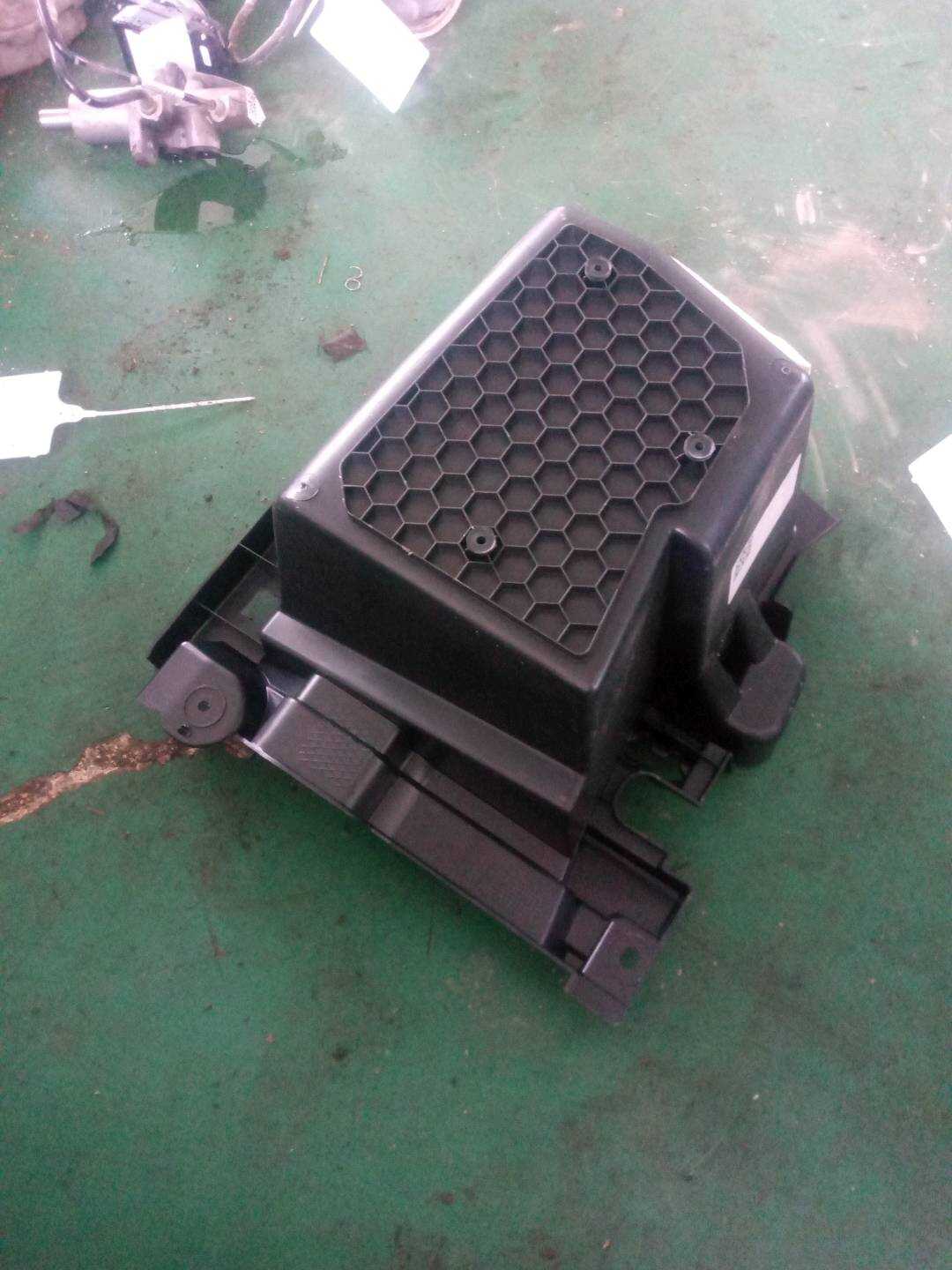 51477396601 行李箱地板储物箱(左)