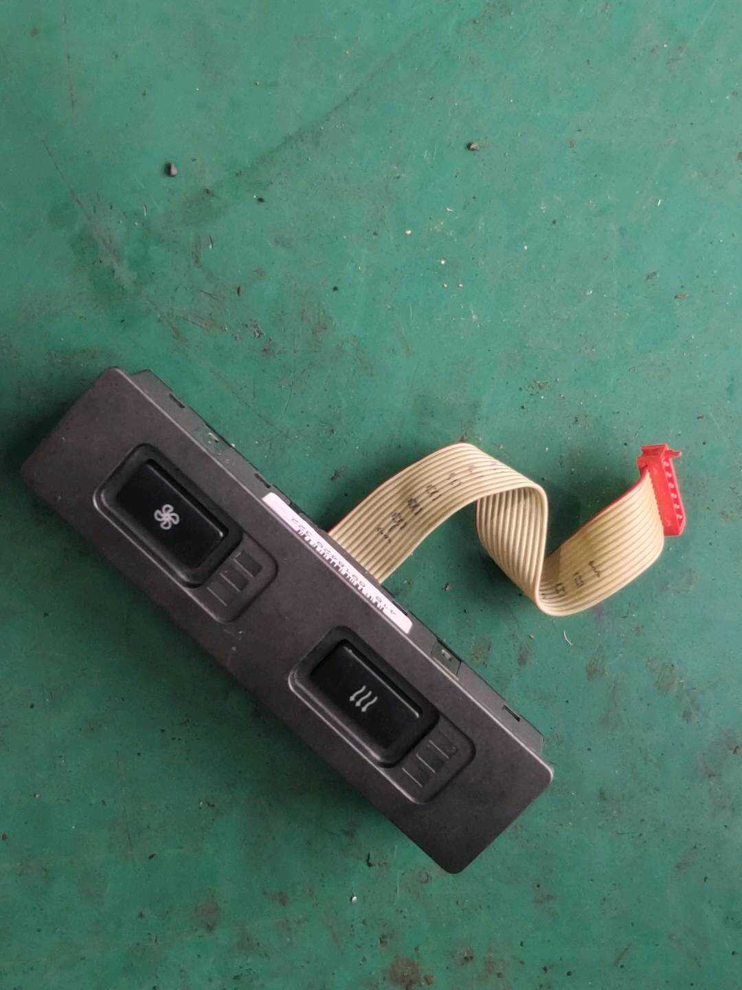 61316918429 后座椅加热开关(左)