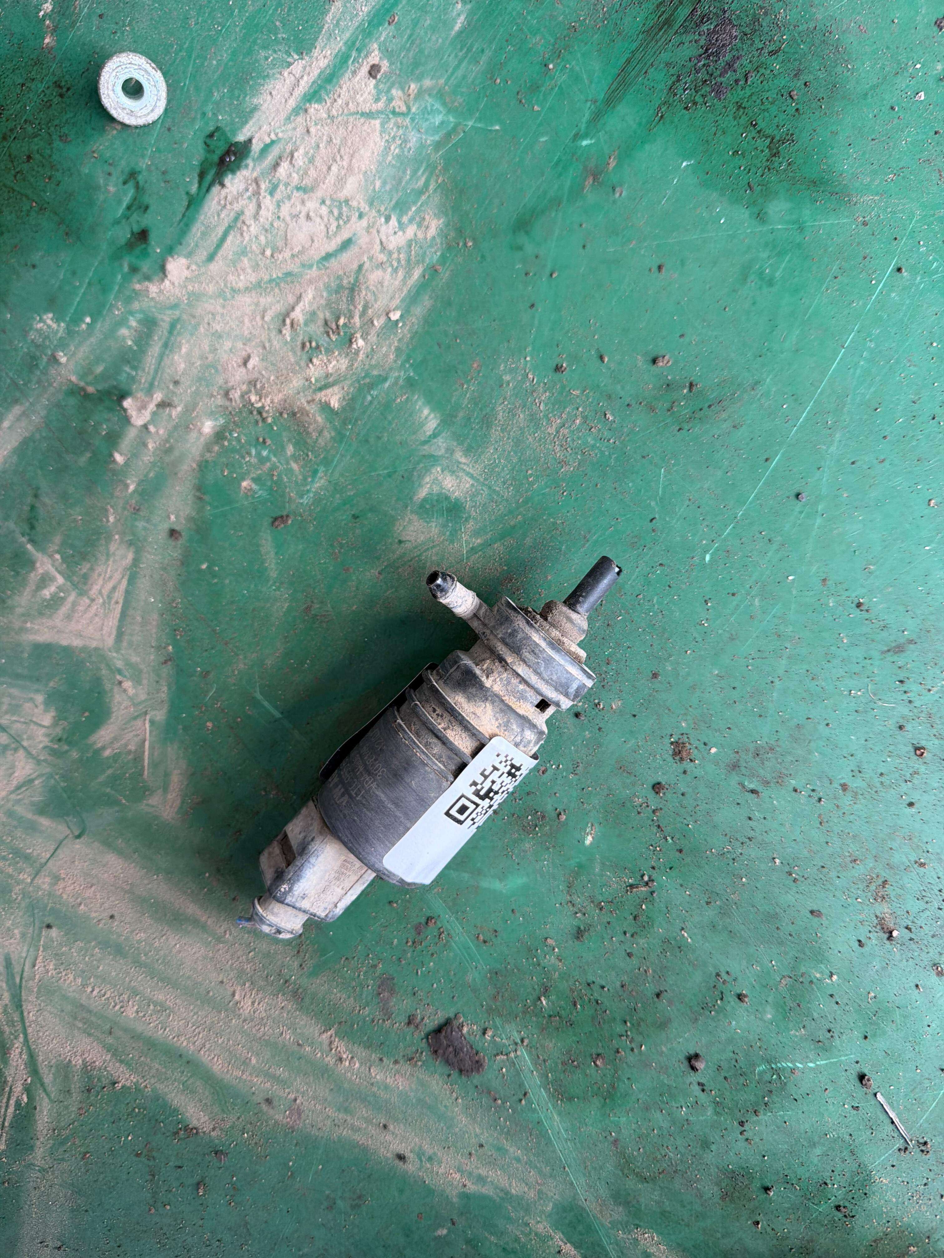 1K5955651 Front Windshield Washer Pump