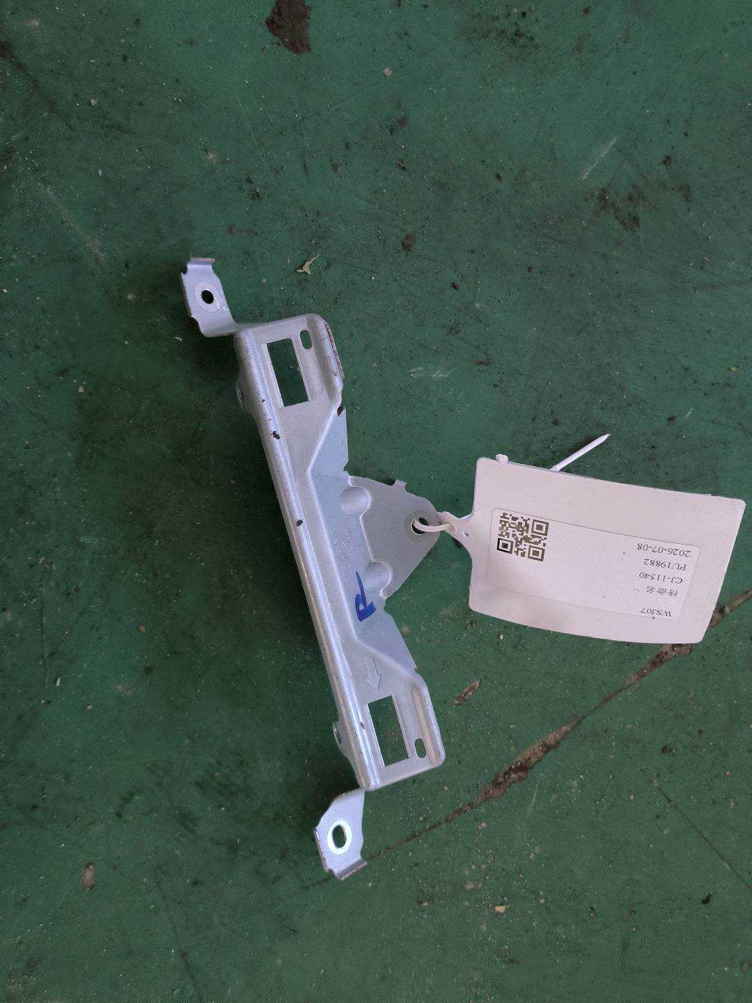 51167302864 车顶扶手支架(右前)