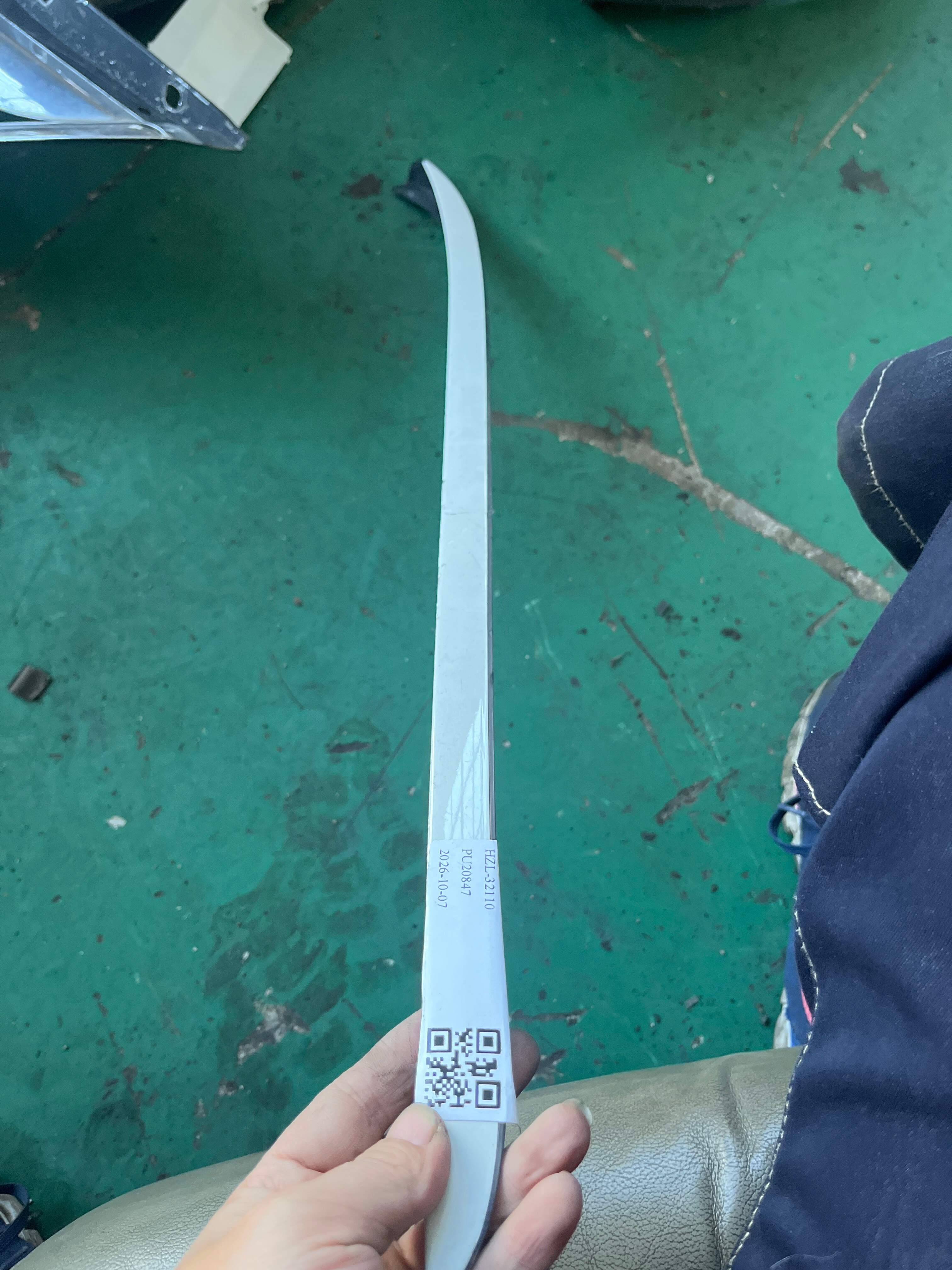 51137265164 前风挡玻璃饰条(右)