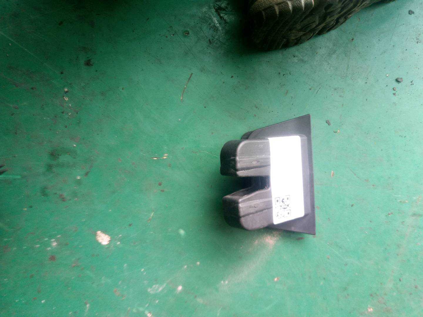 8R0827520C 尾盖锁护罩