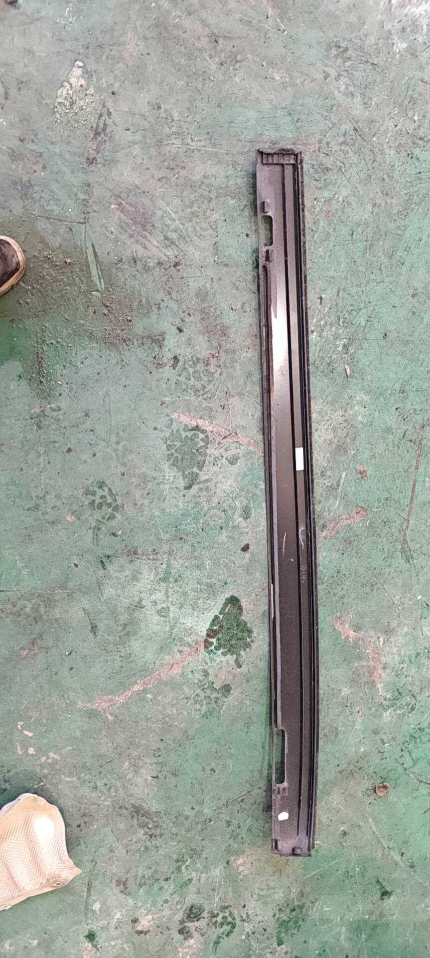 A1666900780 车顶饰条(左前)