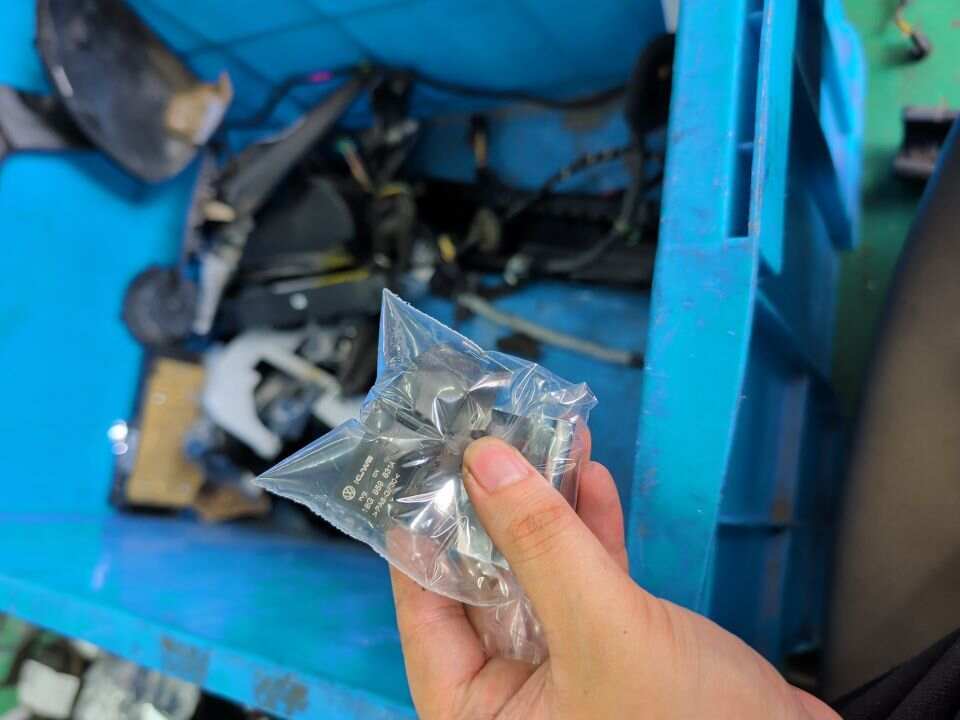 L18G959831A9B9 尾盖开启开关（车内）