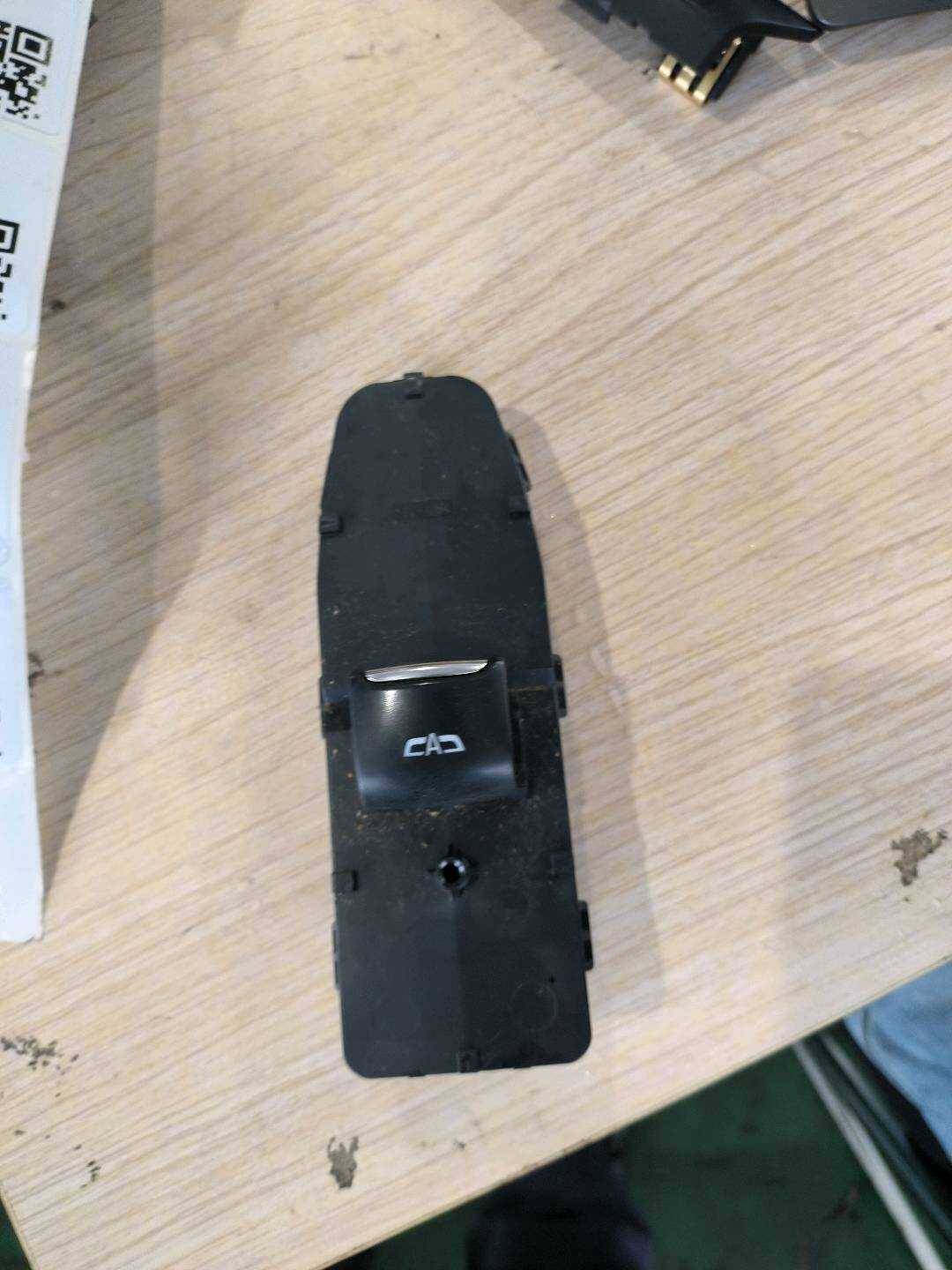 84583126 前门玻璃升降开关(右)