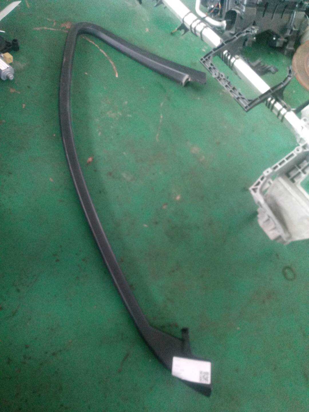 8W0867610 前门窗框饰板(右内)