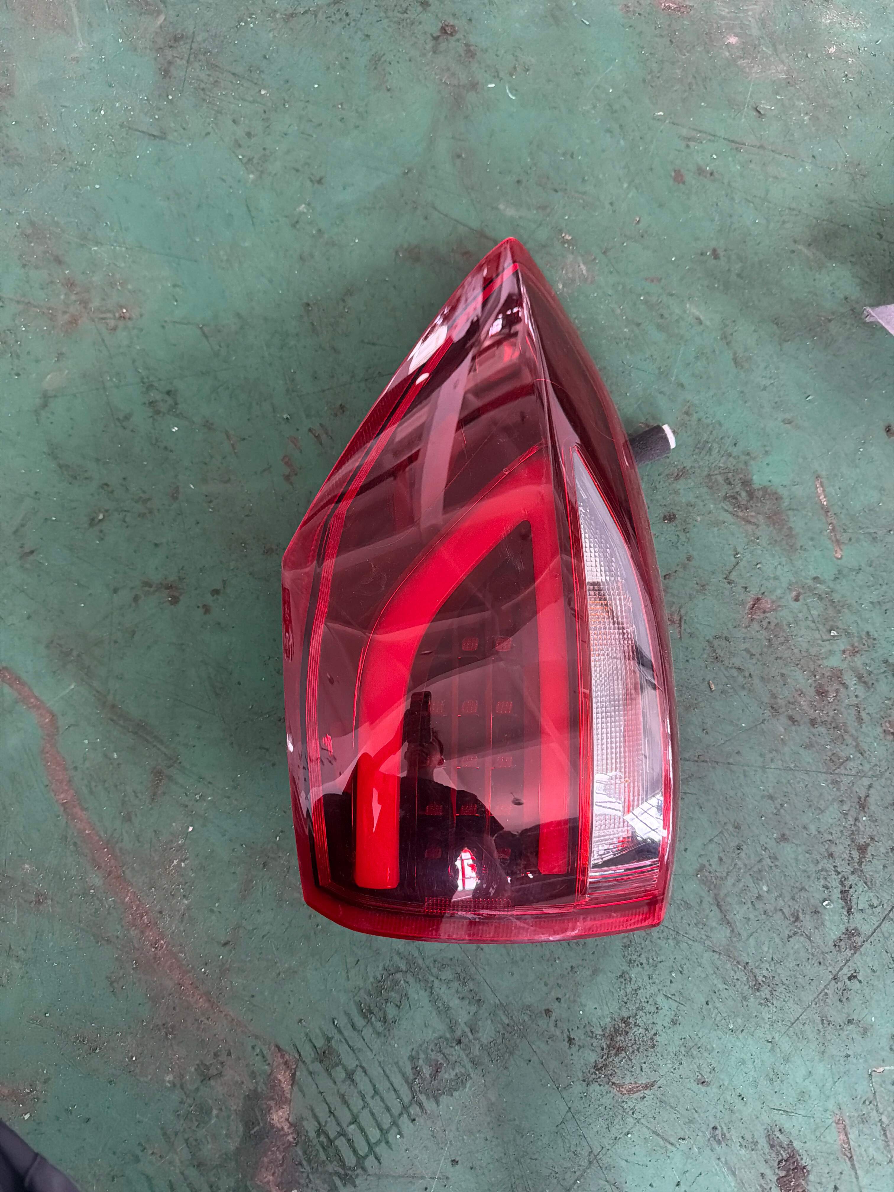 SC4133010B Left Combination Tail Light Assembly