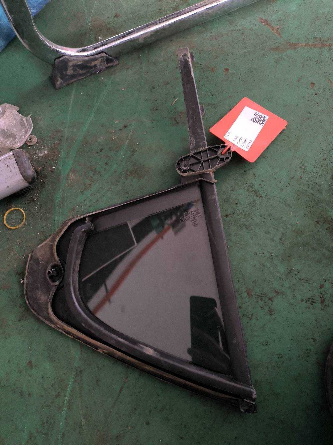 L34D845214A 后门三角窗玻璃(右)