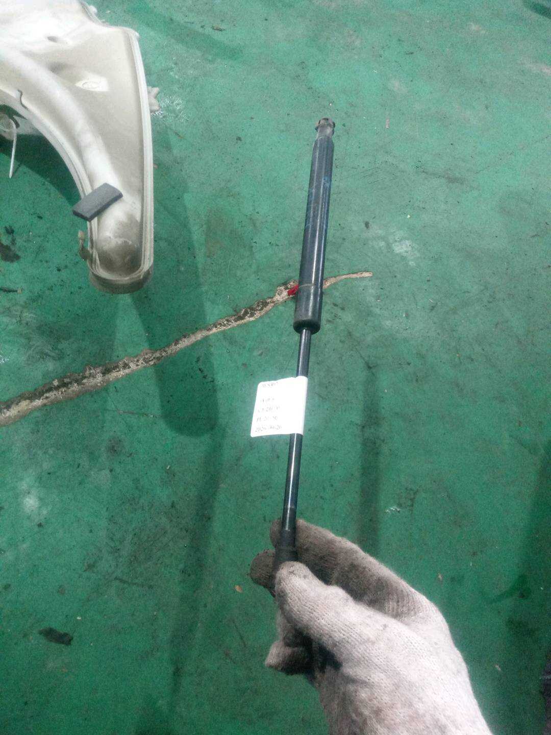 51237118370 前机盖撑杆