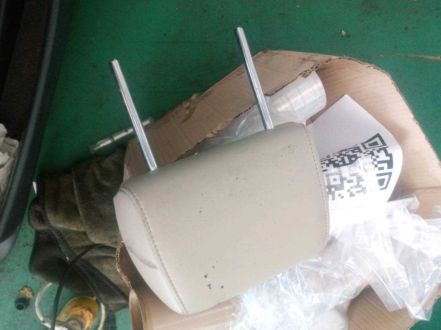 7194060260A1 后座椅头枕（右）