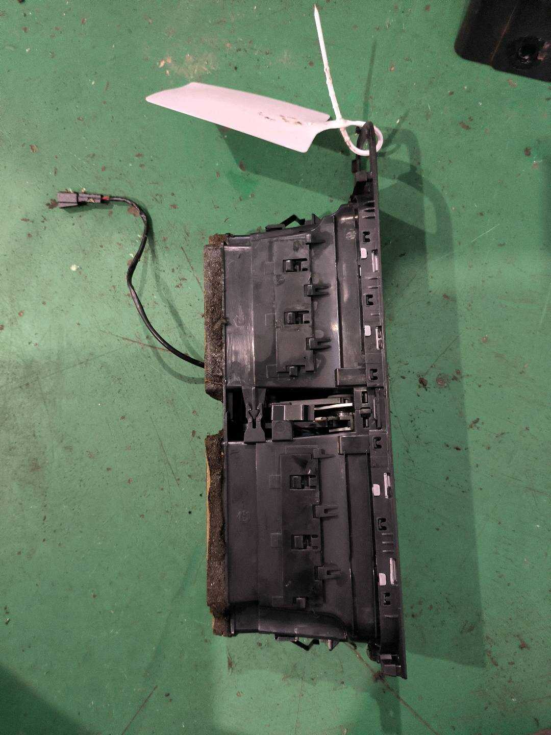 8R1820951G Dashboard Center Vent