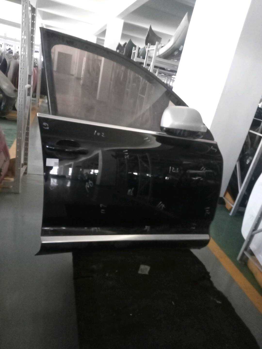 7L0831056L 前门壳(右)