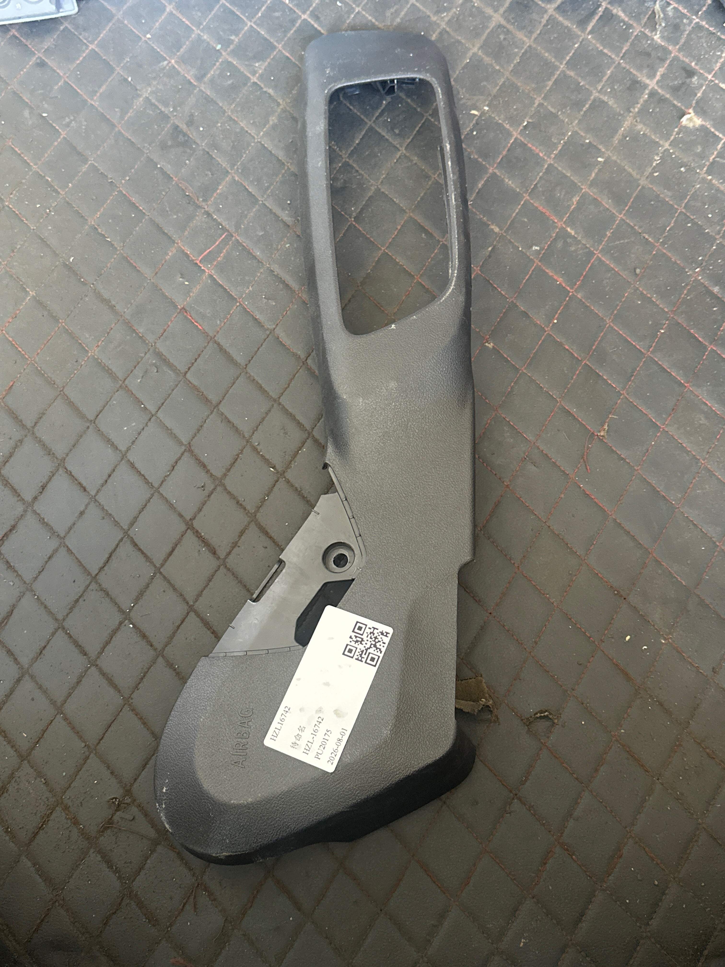 52107469672 副驾驶员座椅调节装置饰板