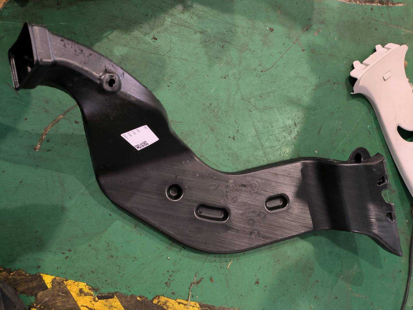 L5QL819805 Floor Duct, Rear Left