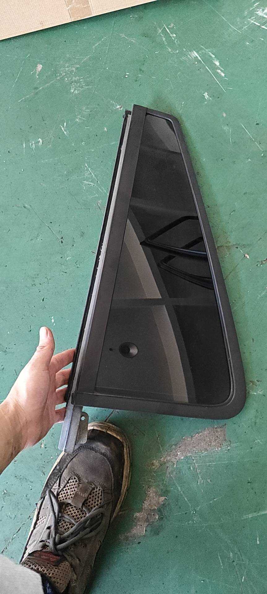 LR012231 Rear Door Quarter Glass, Left