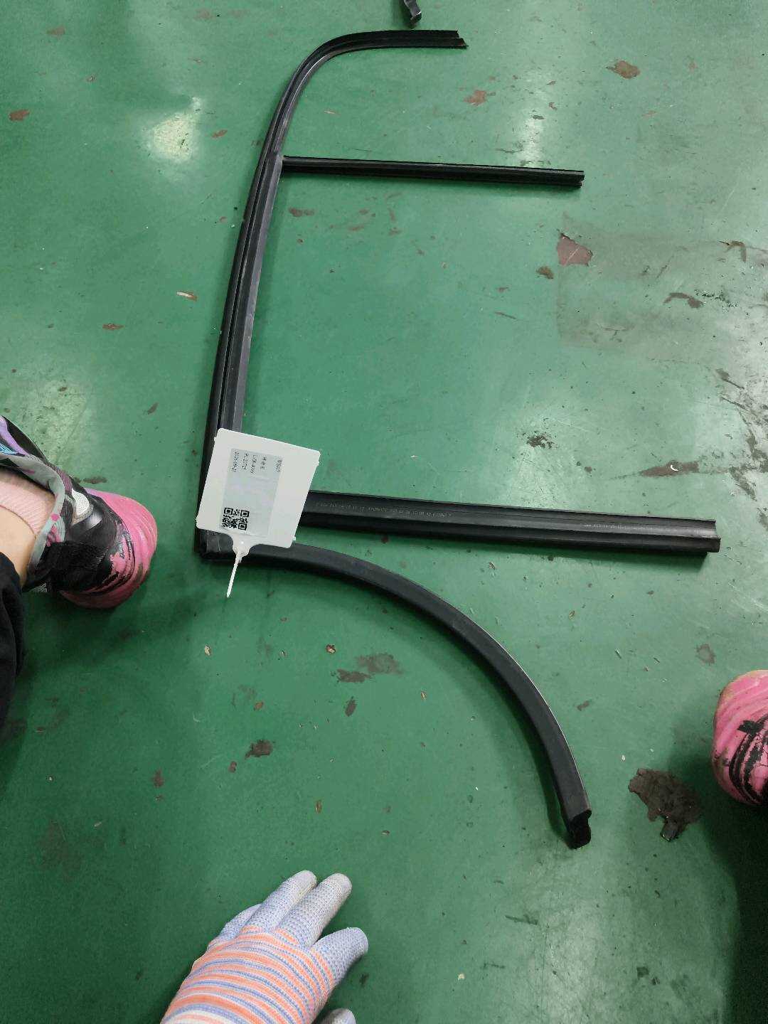 51347066616 后门玻璃绒槽(右)
