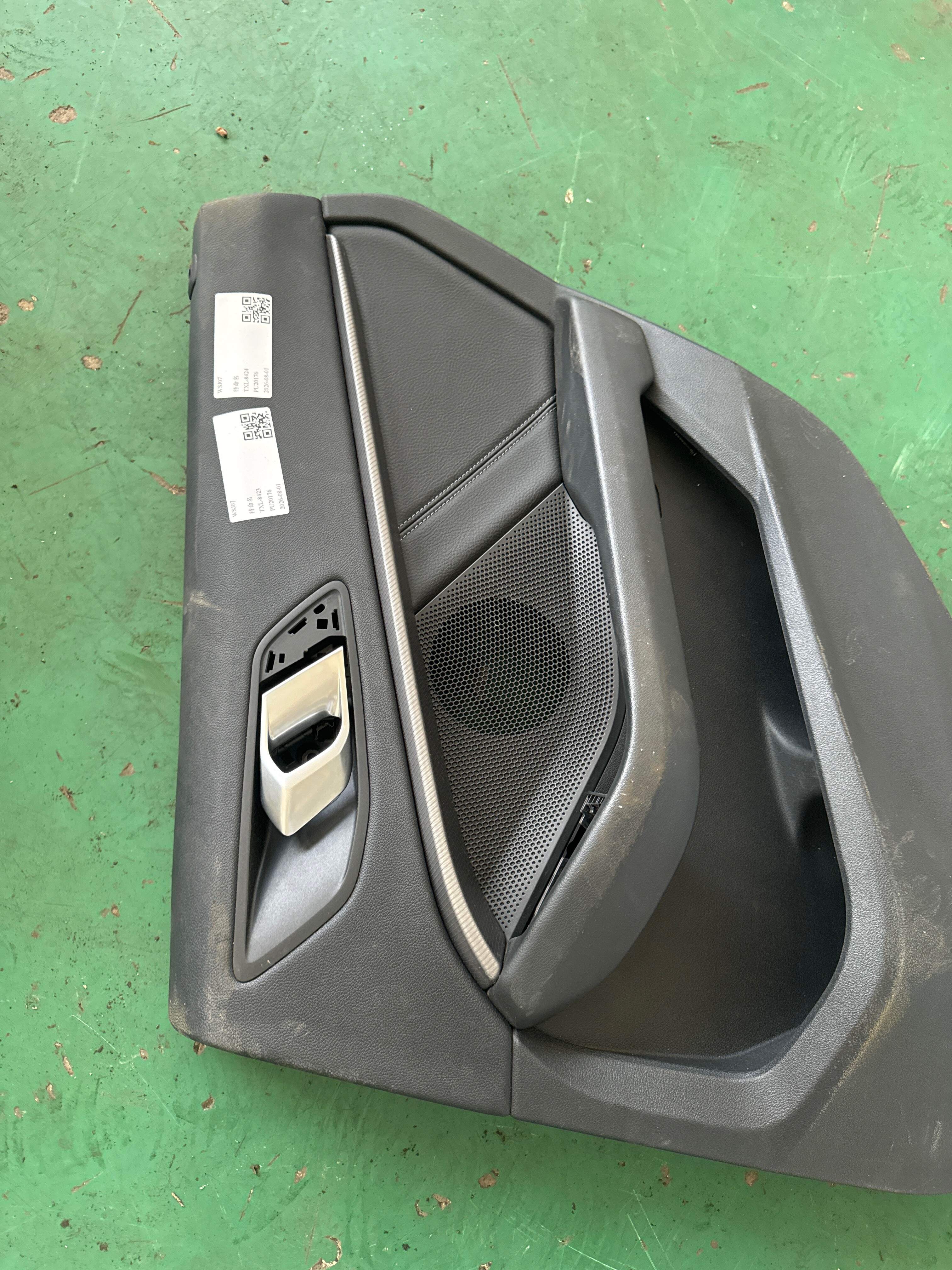 51429875700 后门内拉手(右)