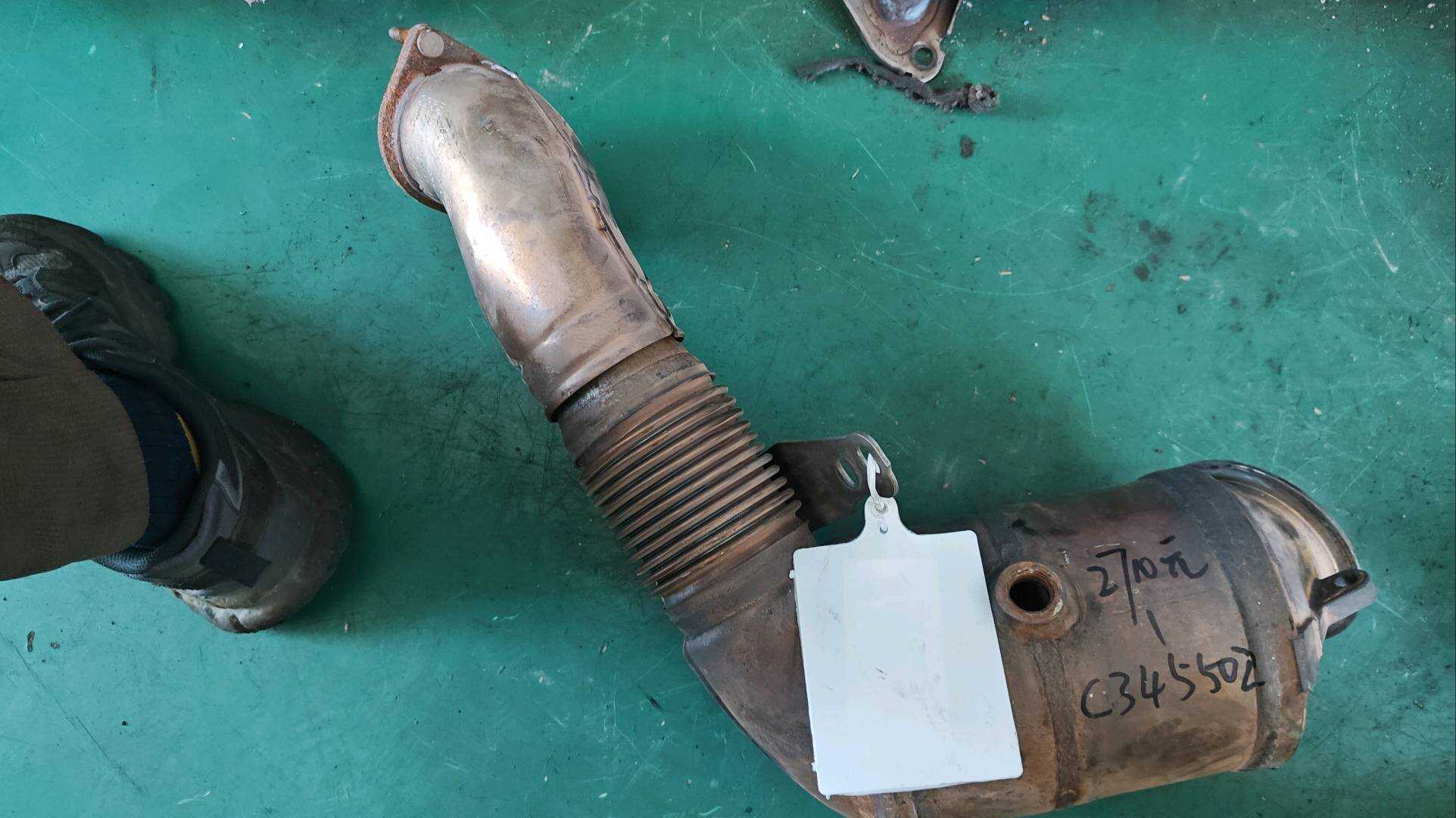 18327645235 三元催化器(左)